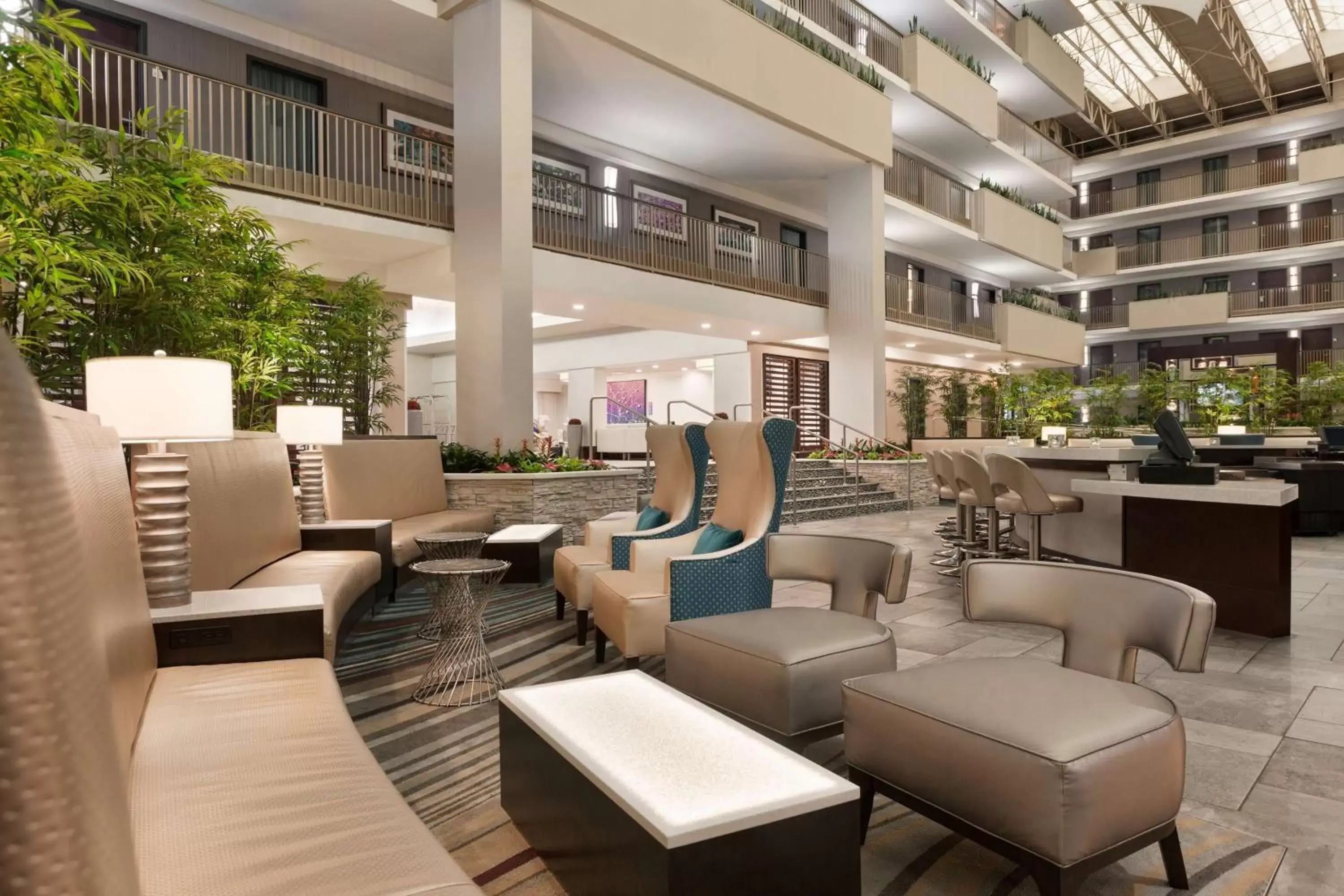 Dining area, Lounge/Bar in Embassy Suites by Hilton Atlanta Airport