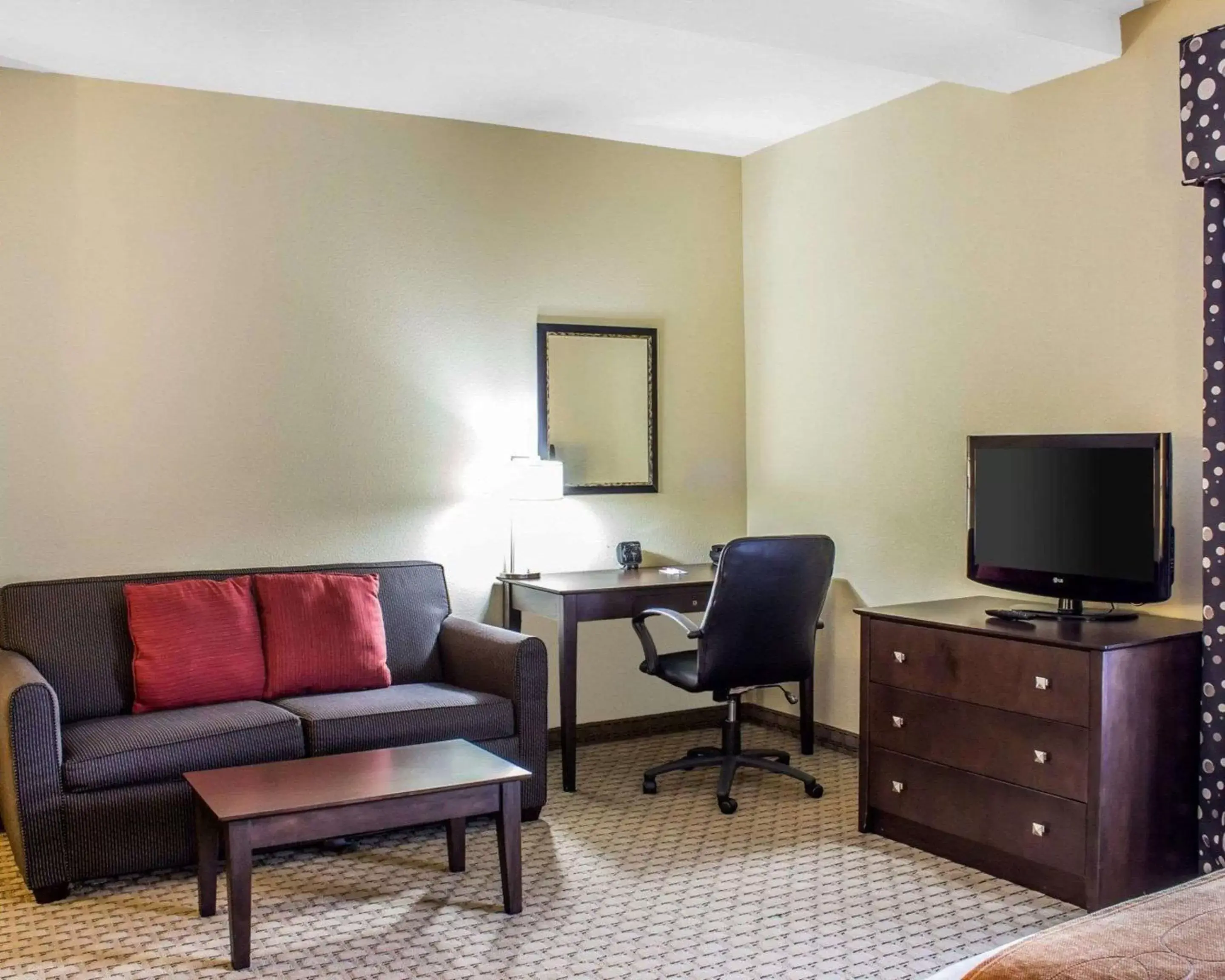 Photo of the whole room, TV/Entertainment Center in Comfort Suites Wilson - I - 95