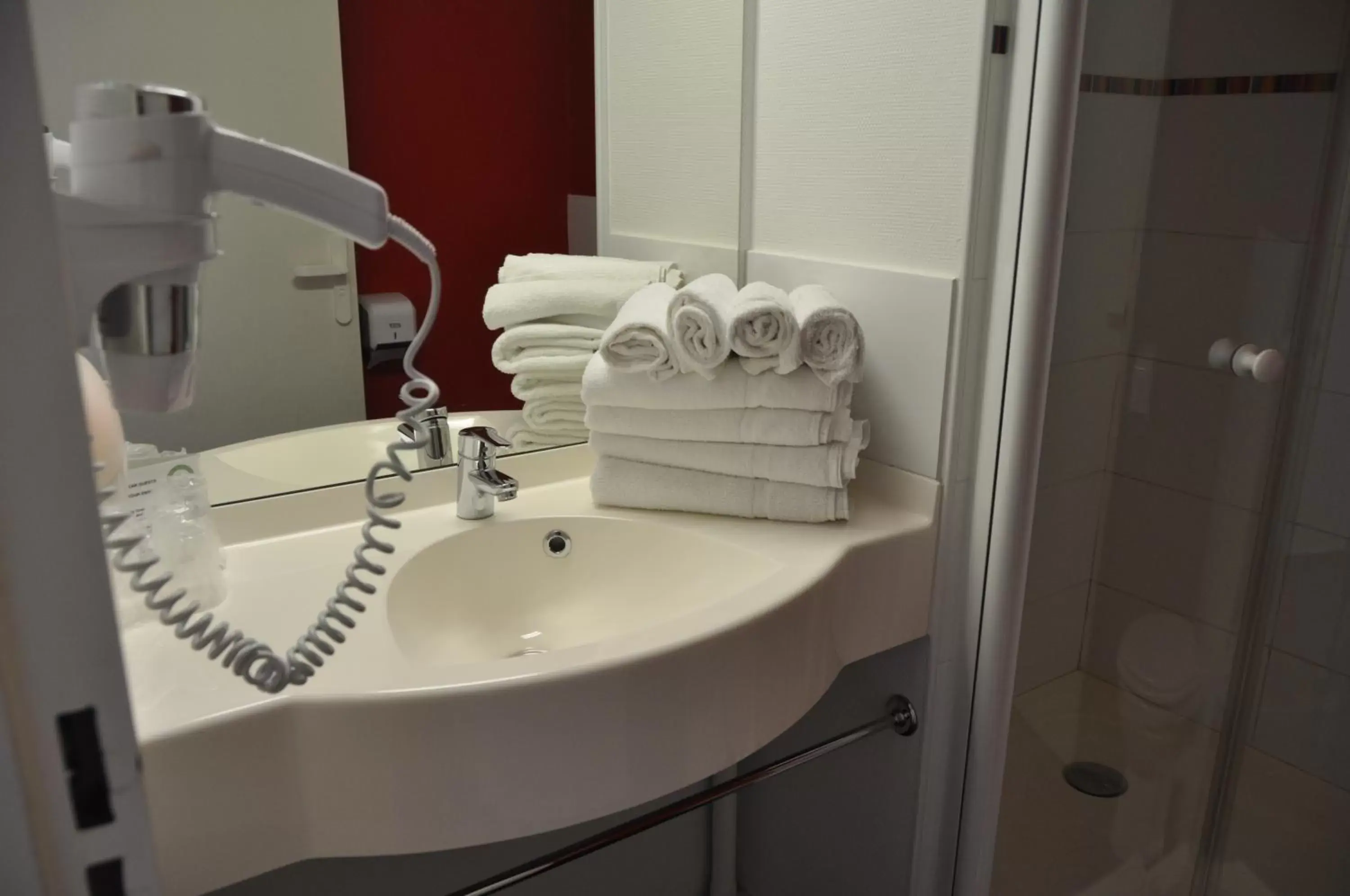 Bathroom in Hotel Clermont Estaing Bathroom in Hotel Clermont Estaing