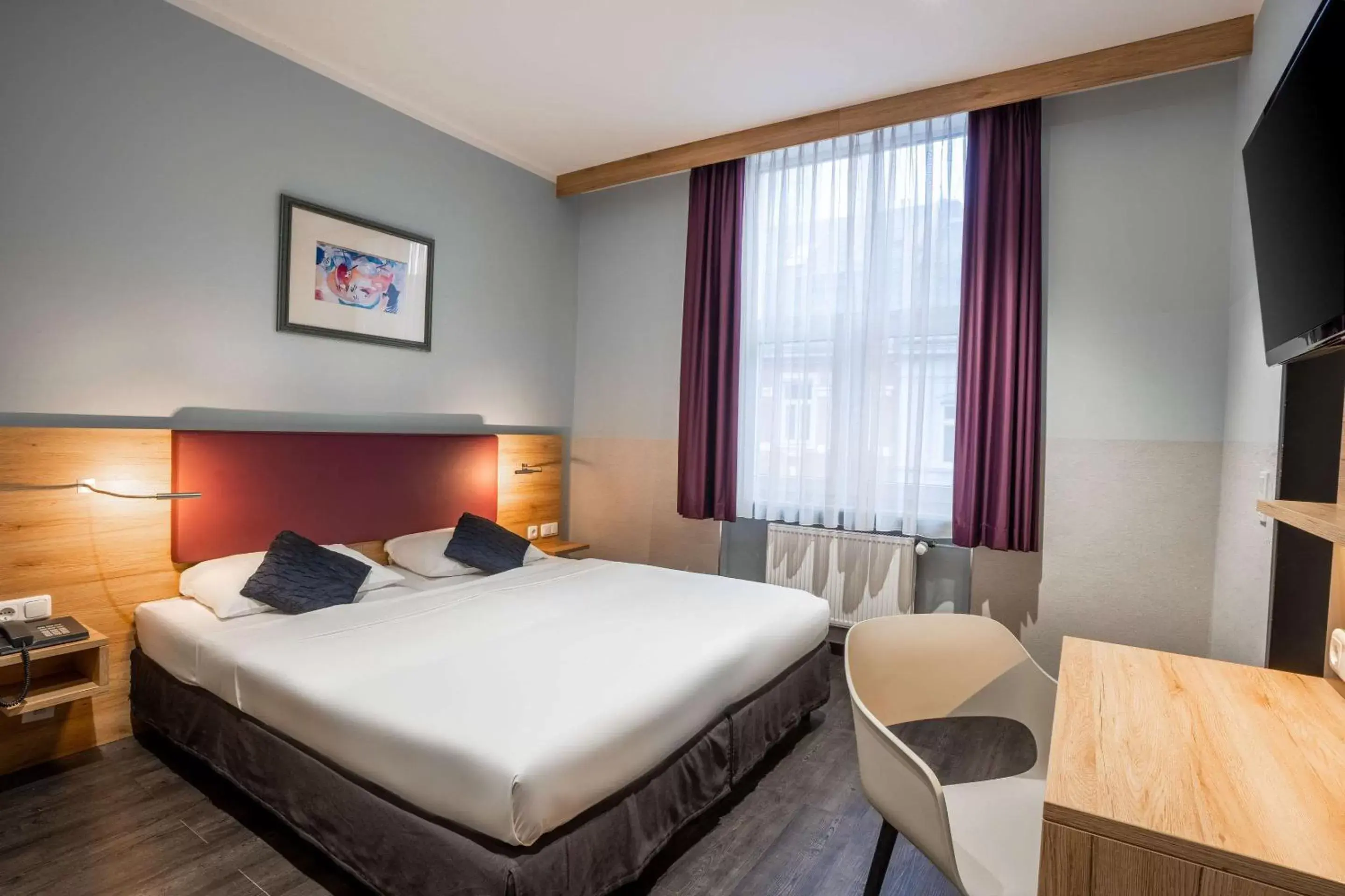 Photo of the whole room in Comfort Hotel Frankfurt Central Station