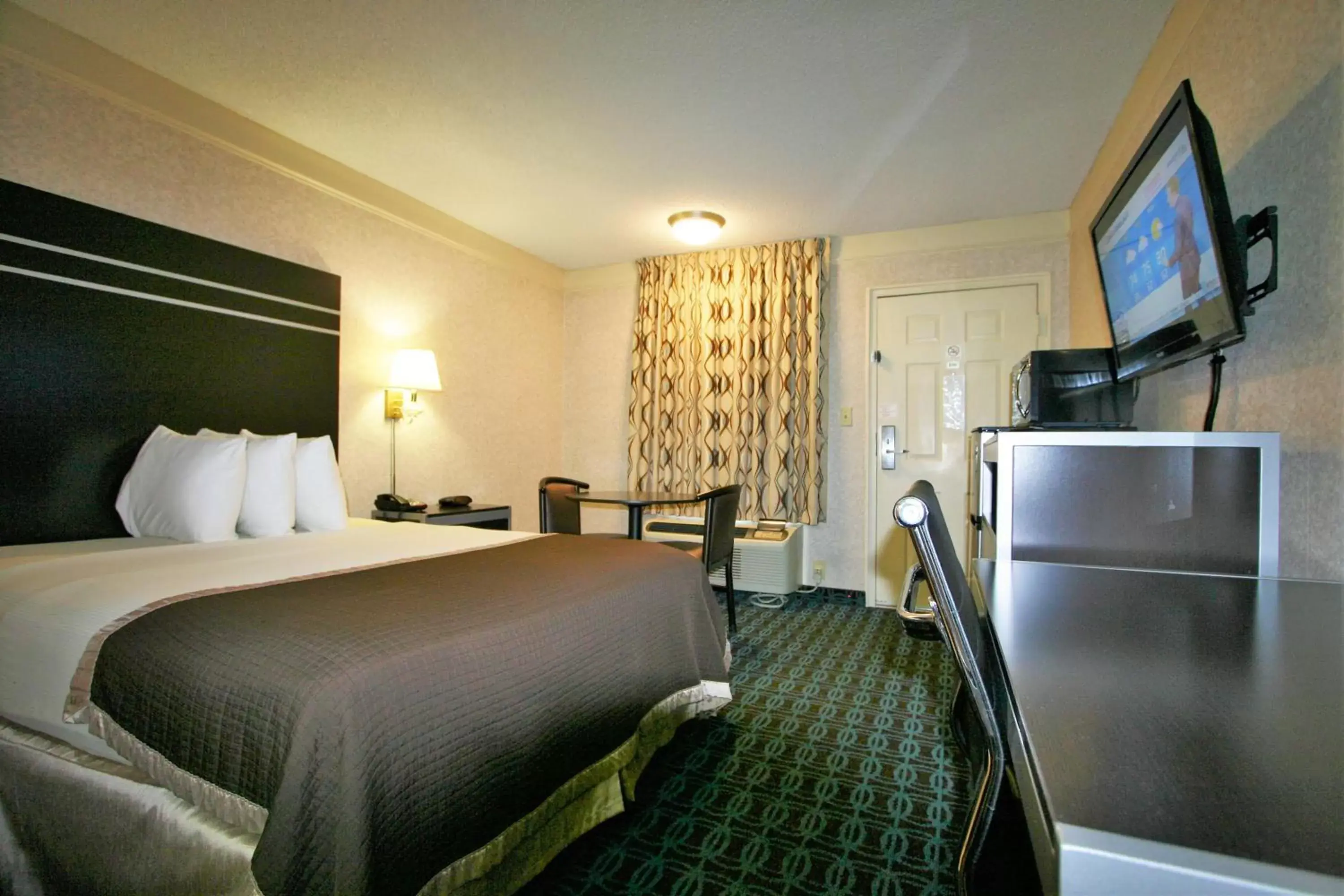 Photo of the whole room, Bed in Deluxe Inn - Fayetteville I-95