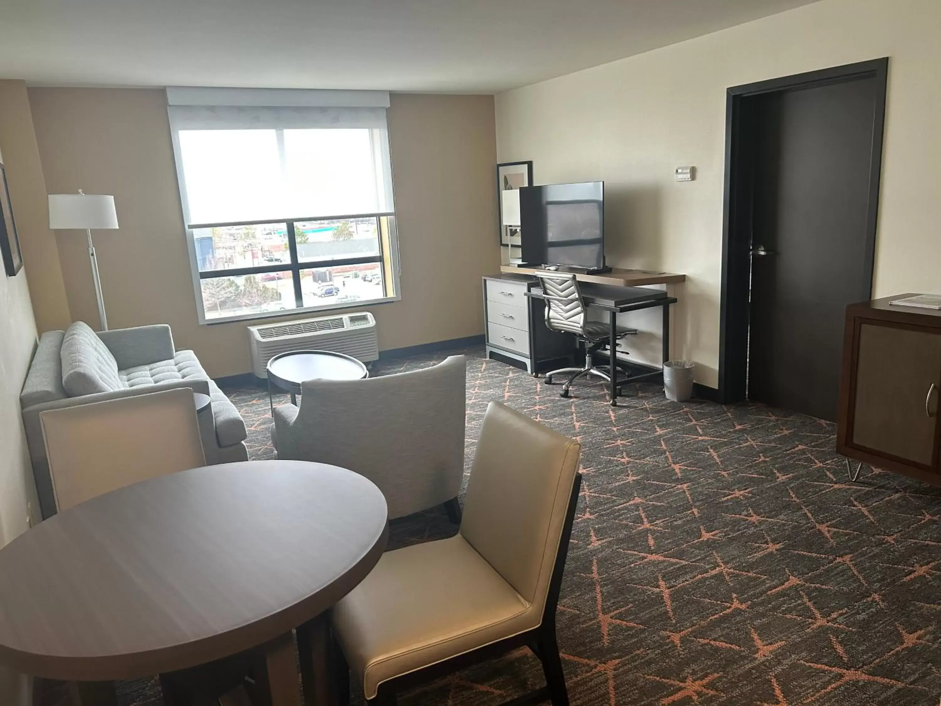 Seating area, Dining Area in Holiday Inn Hotel & Suites Tulsa South, an IHG Hotel