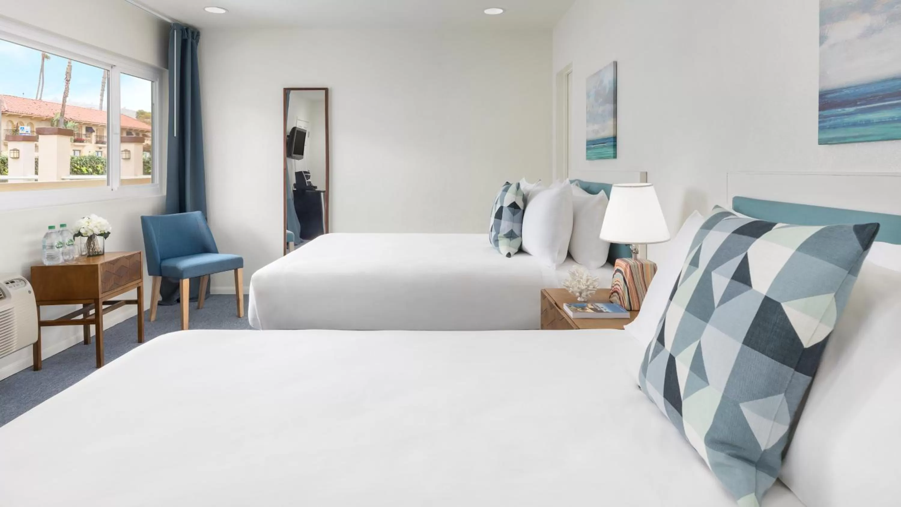 Photo of the whole room, Bed in Pacific Edge Hotel on Laguna Beach