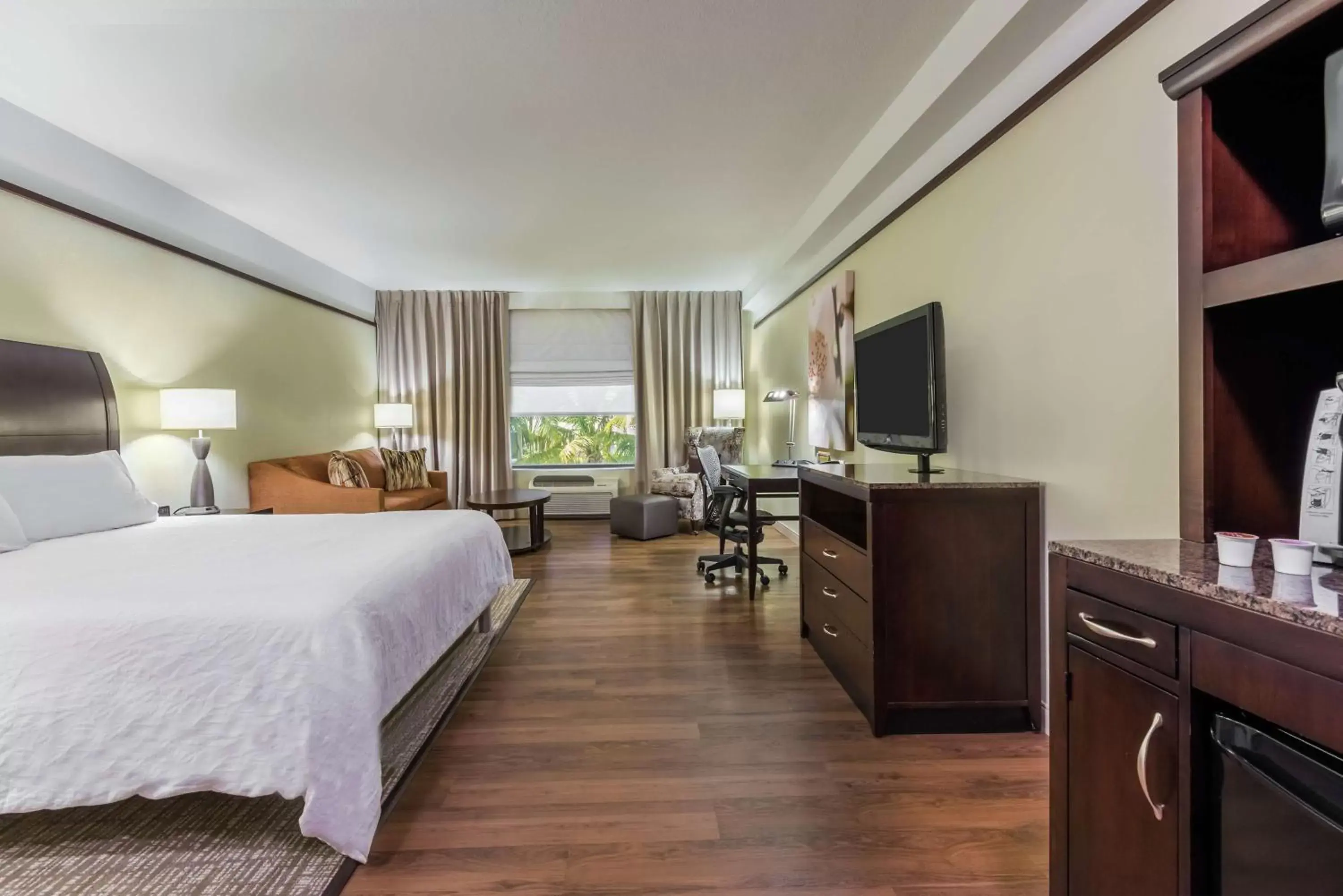 Bedroom, TV/Entertainment Center in Hilton Garden Inn West Palm Beach Airport