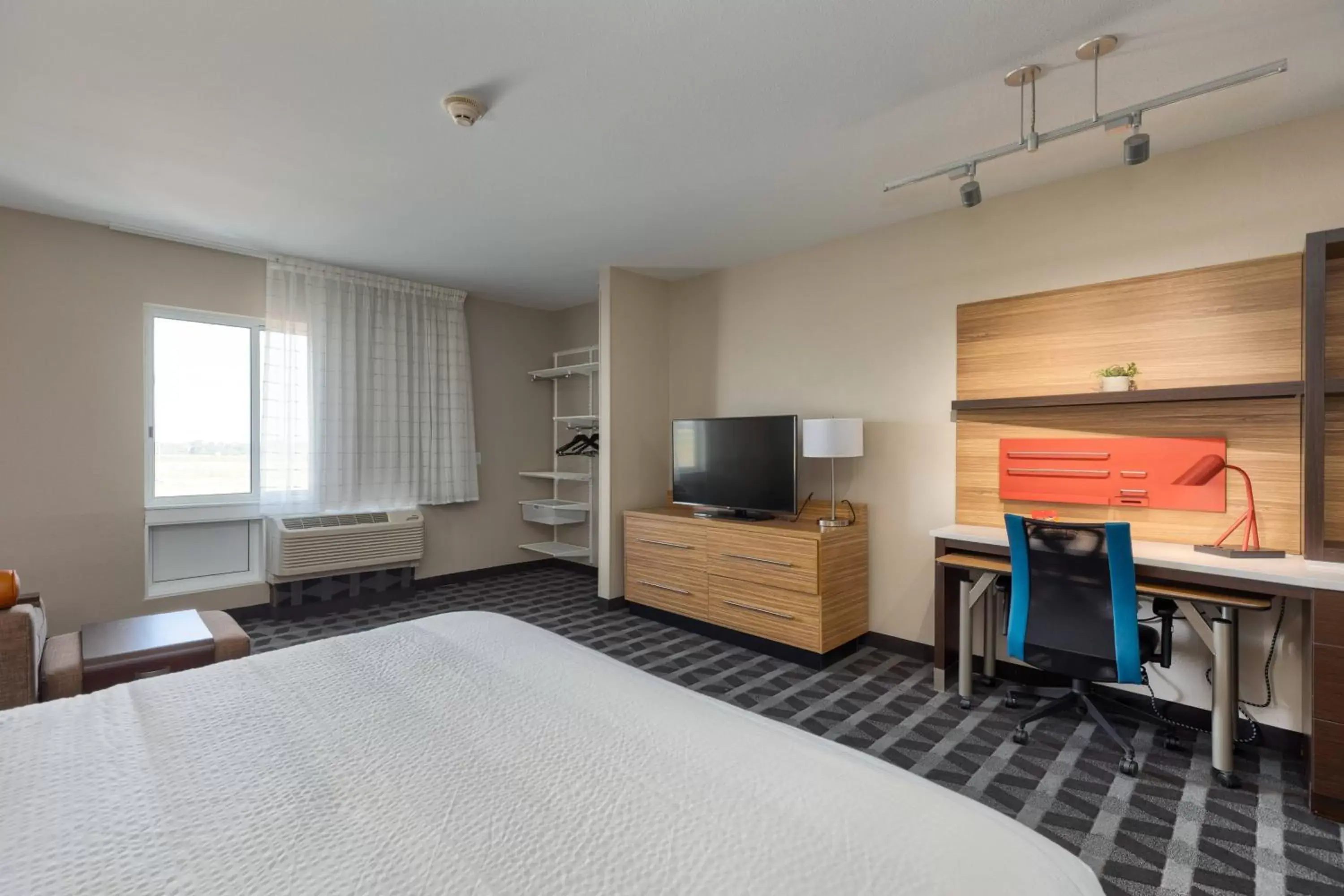 Bedroom, TV/Entertainment Center in TownePlace Suites by Marriott Owensboro