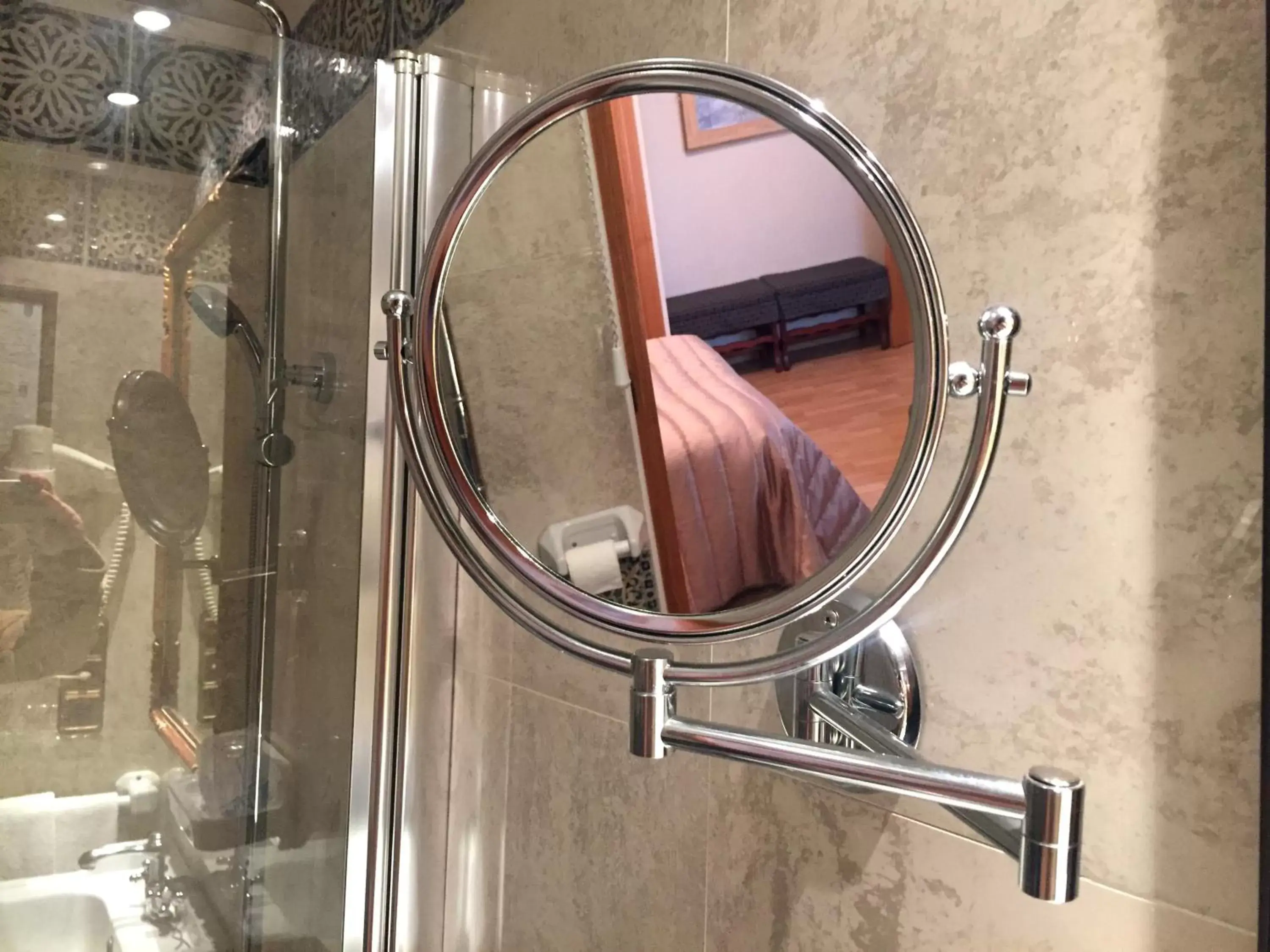Shower, Bathroom in Hotel Juanito