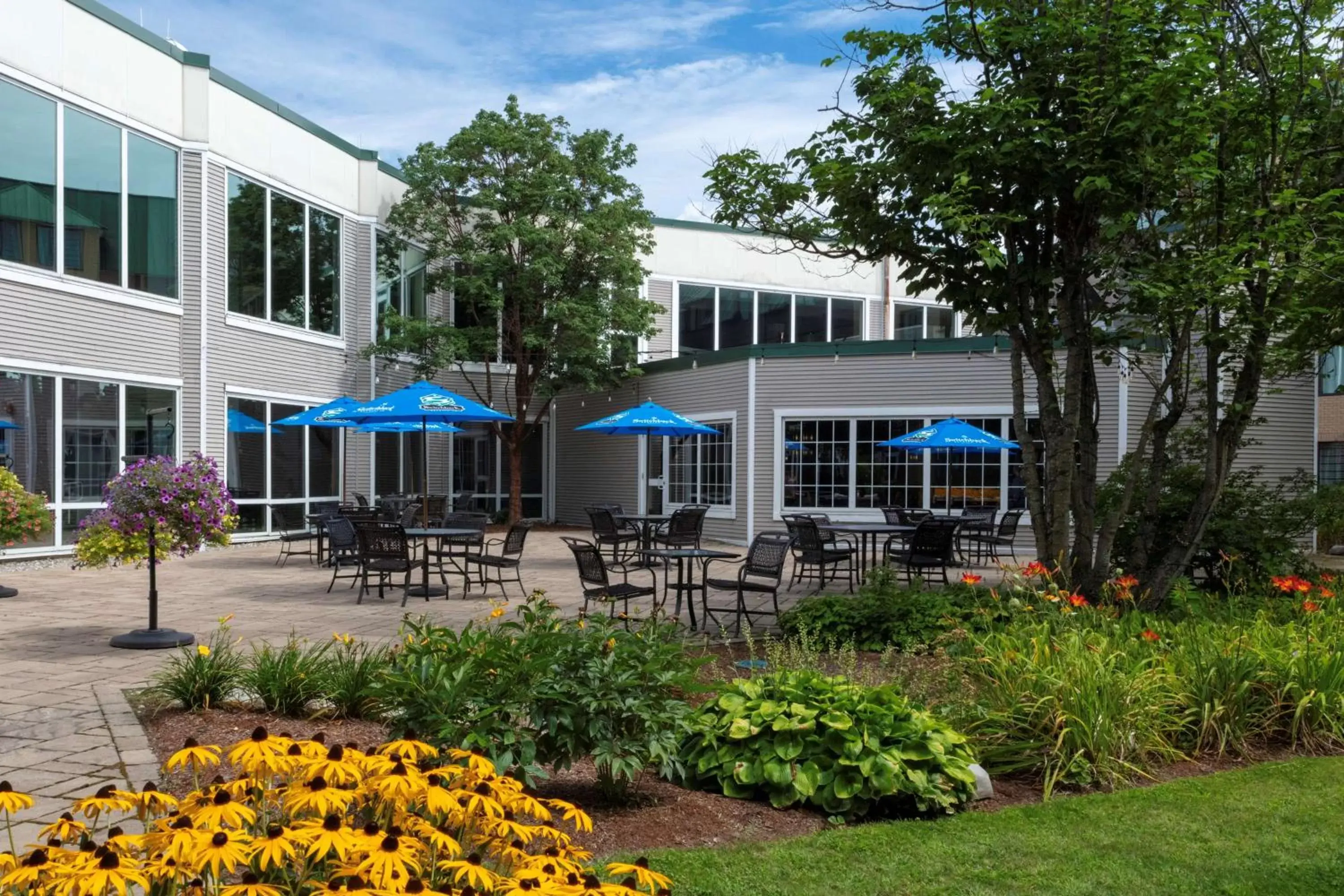 Patio, Property Building in DoubleTree by Hilton Hotel Burlington Vermont