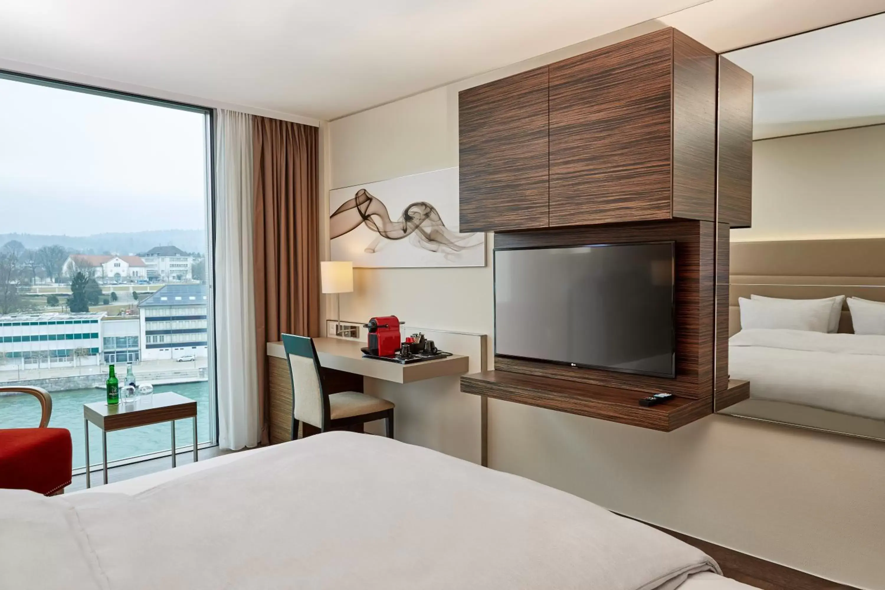 TV and multimedia in H4 Hotel Solothurn