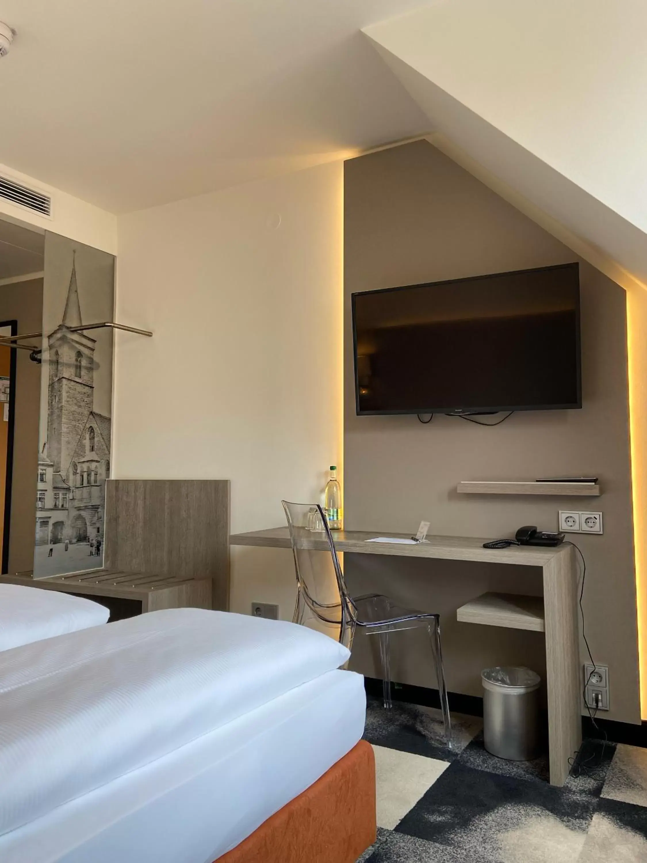 Photo of the whole room, Bed in Hotel Krämerbrücke Erfurt Photo of the whole room, Bed in Hotel Krämerbrücke Erfurt