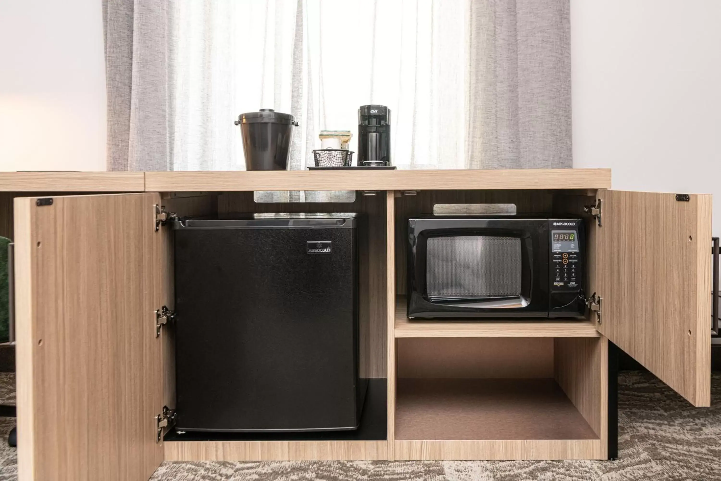 Kitchen or kitchenette, TV/Entertainment Center in SpringHill Suites by Marriott Baltimore Downtown Convention Center Area