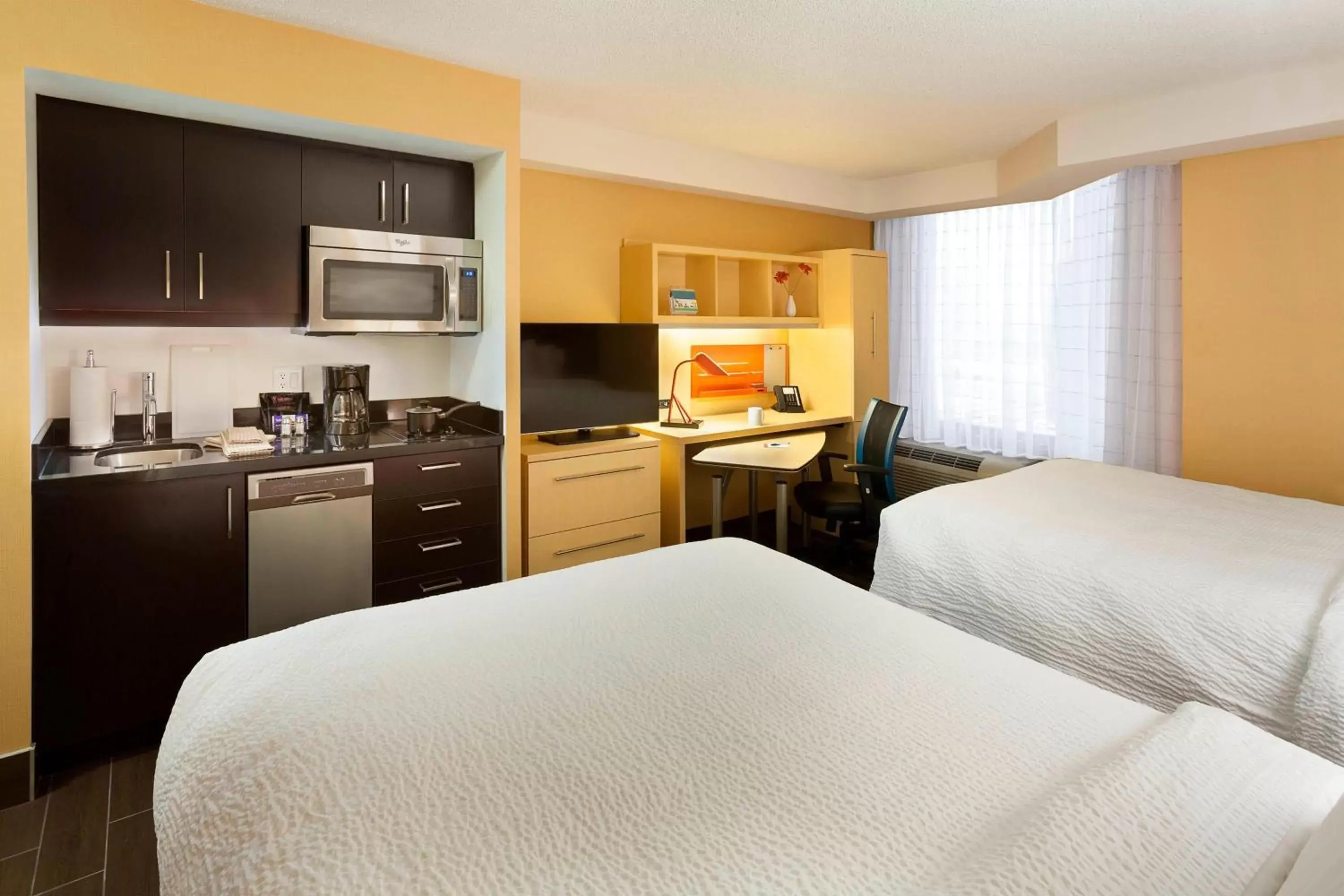 Bedroom, Kitchen/Kitchenette in TownePlace Suites by Marriott Toronto Northeast/Markham