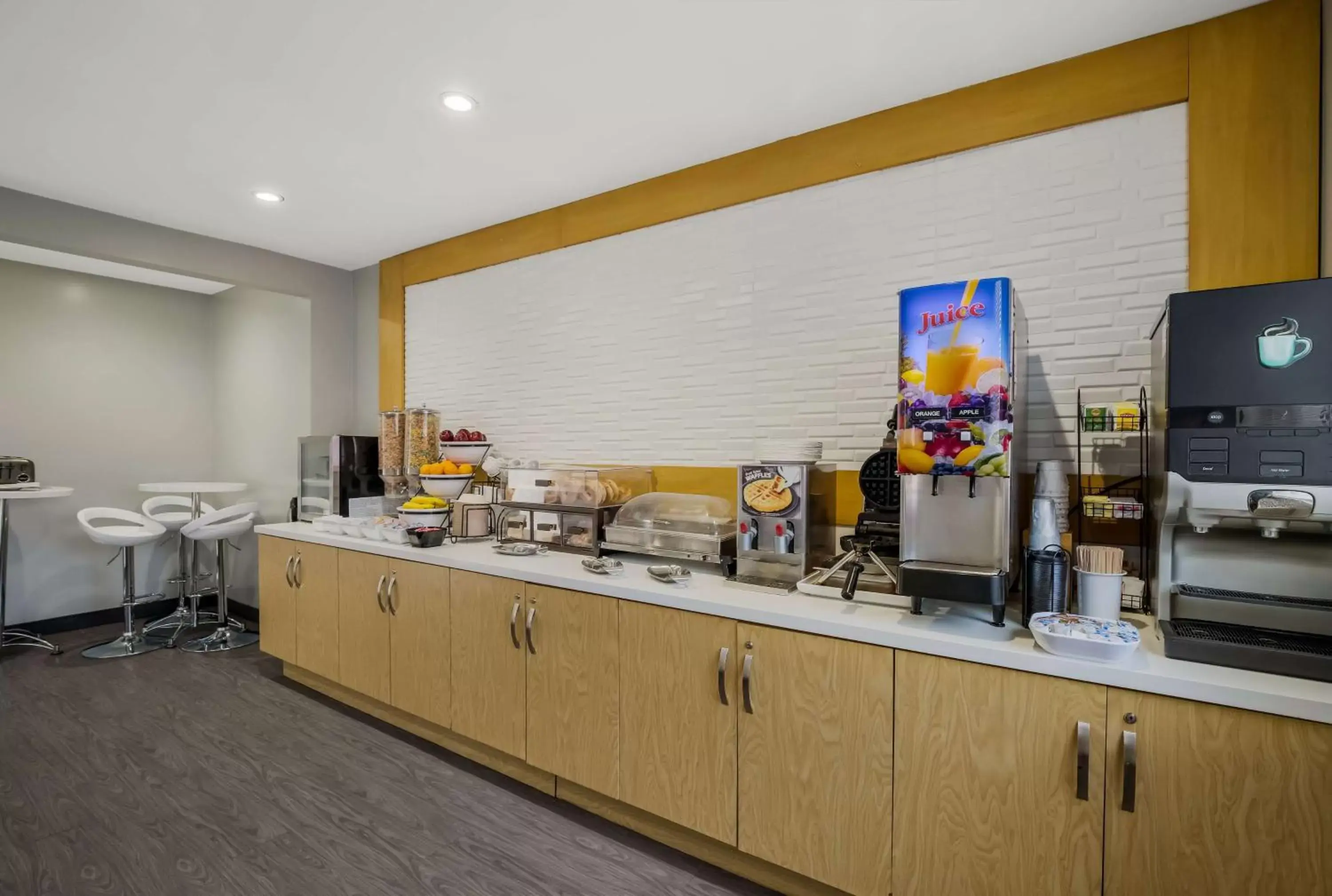 Breakfast, Restaurant/Places to Eat in Sunset West Hotel, SureStay Collection By Best Western
