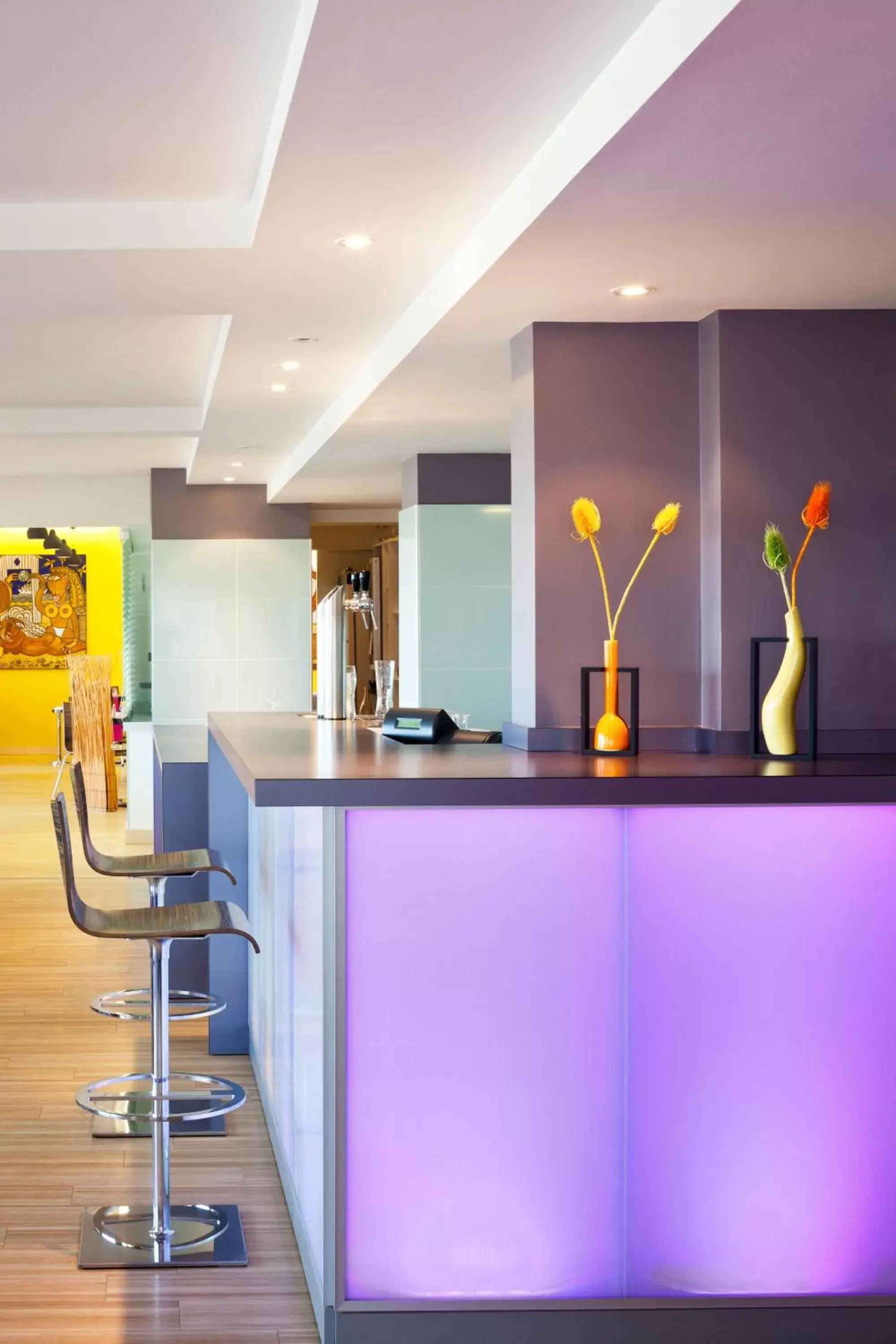 Lounge or bar in ibis Styles Ouistreham Lounge or bar in ibis Styles Ouistreham