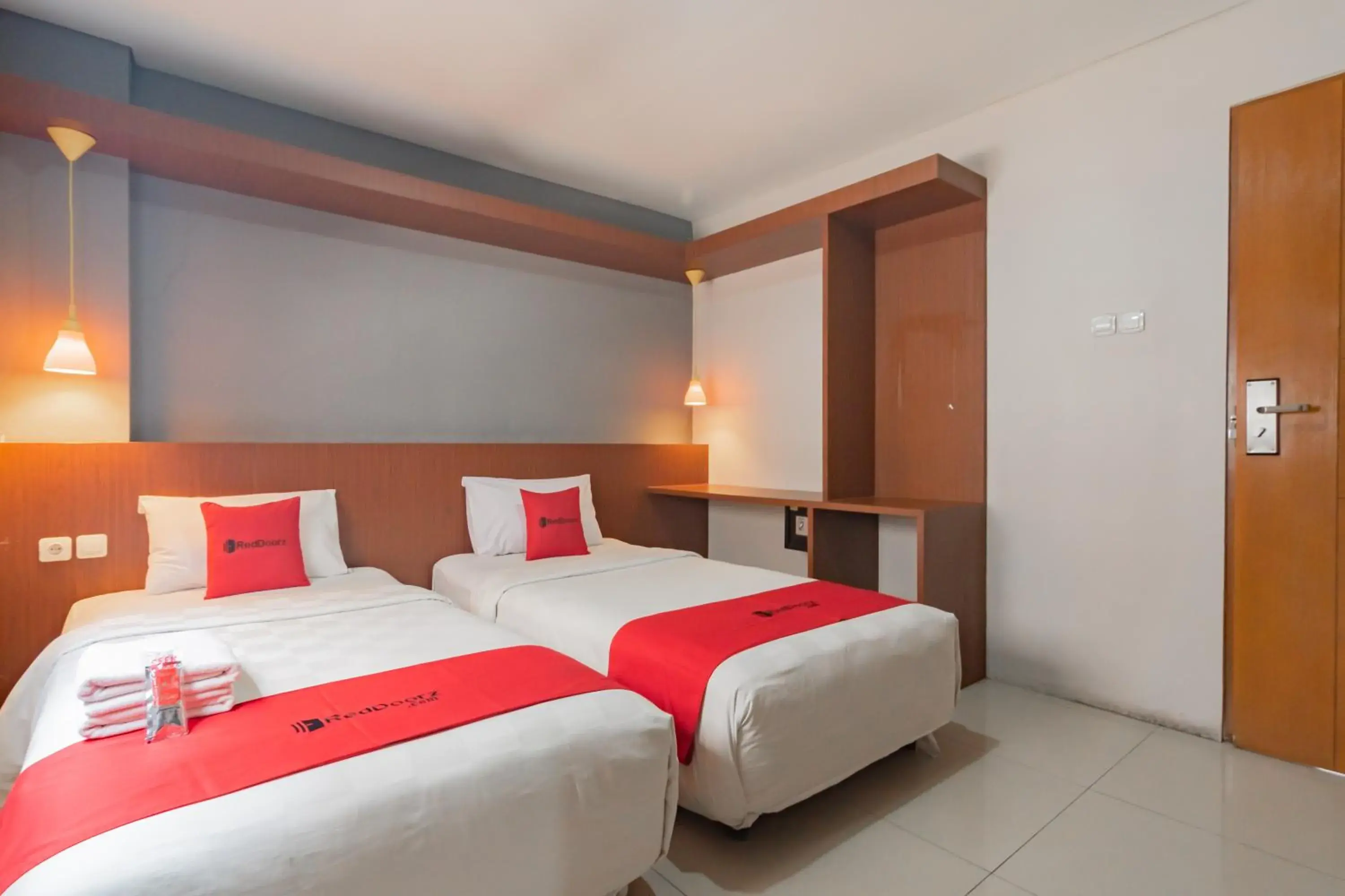 Bed in RedDoorz Plus @ Dago Pojok 3