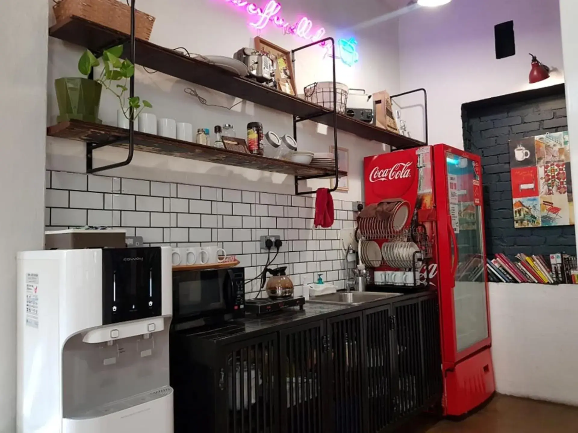 Coffee/tea facilities, Kitchen/Kitchenette in The Brownstone Hostel & Space