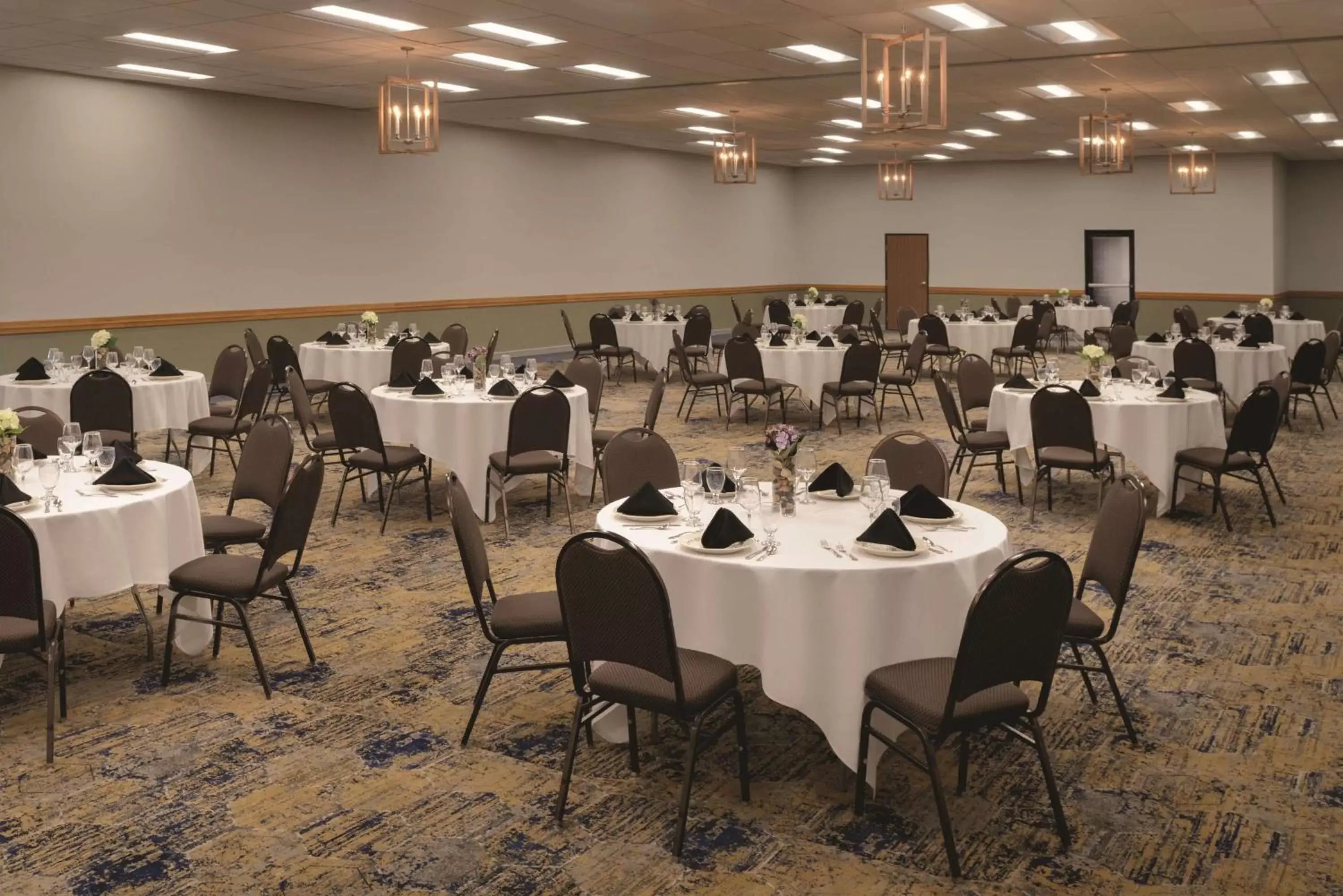 Banquet/Function facilities, Restaurant/Places to Eat in Radisson Hotel Ames Conference Center at ISU