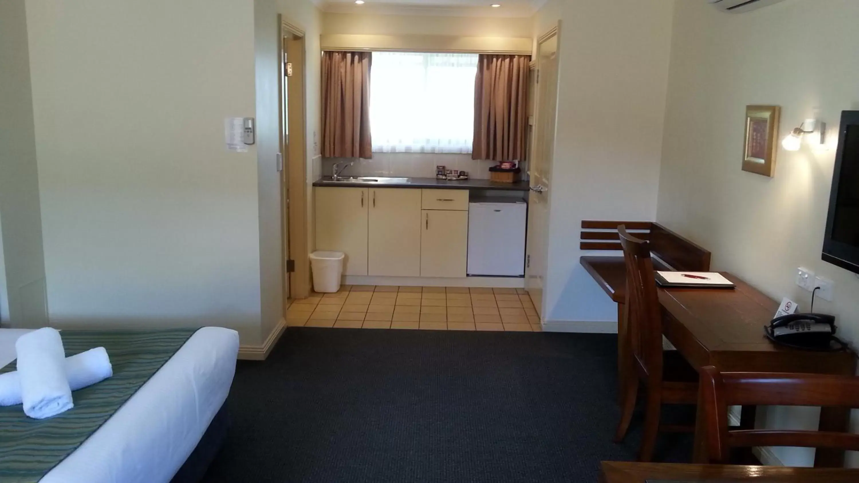 Photo of the whole room, Kitchen/Kitchenette in Armidale Pines Motel
