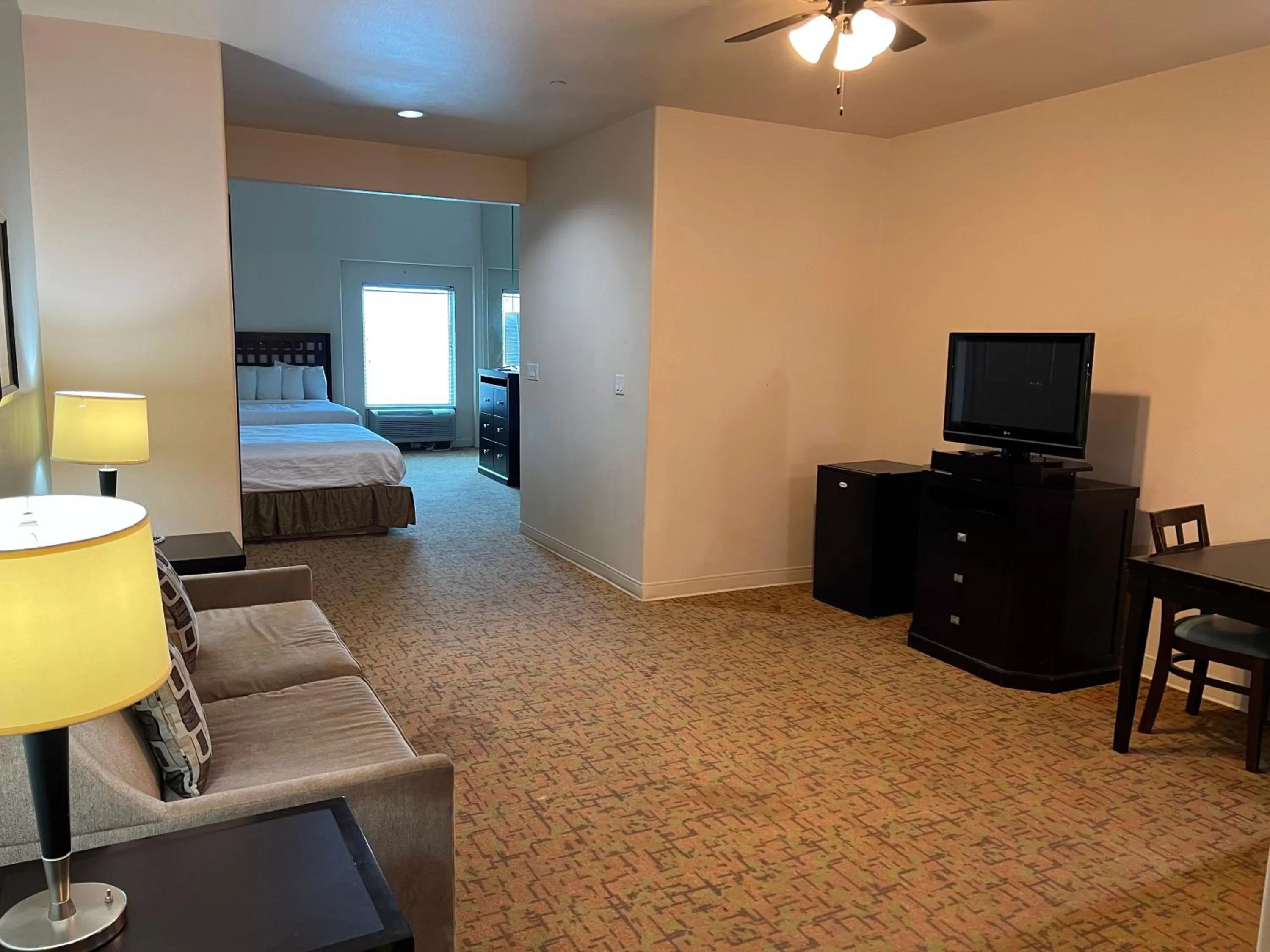 TV and multimedia, Bed in Sunchase Inn & Suites