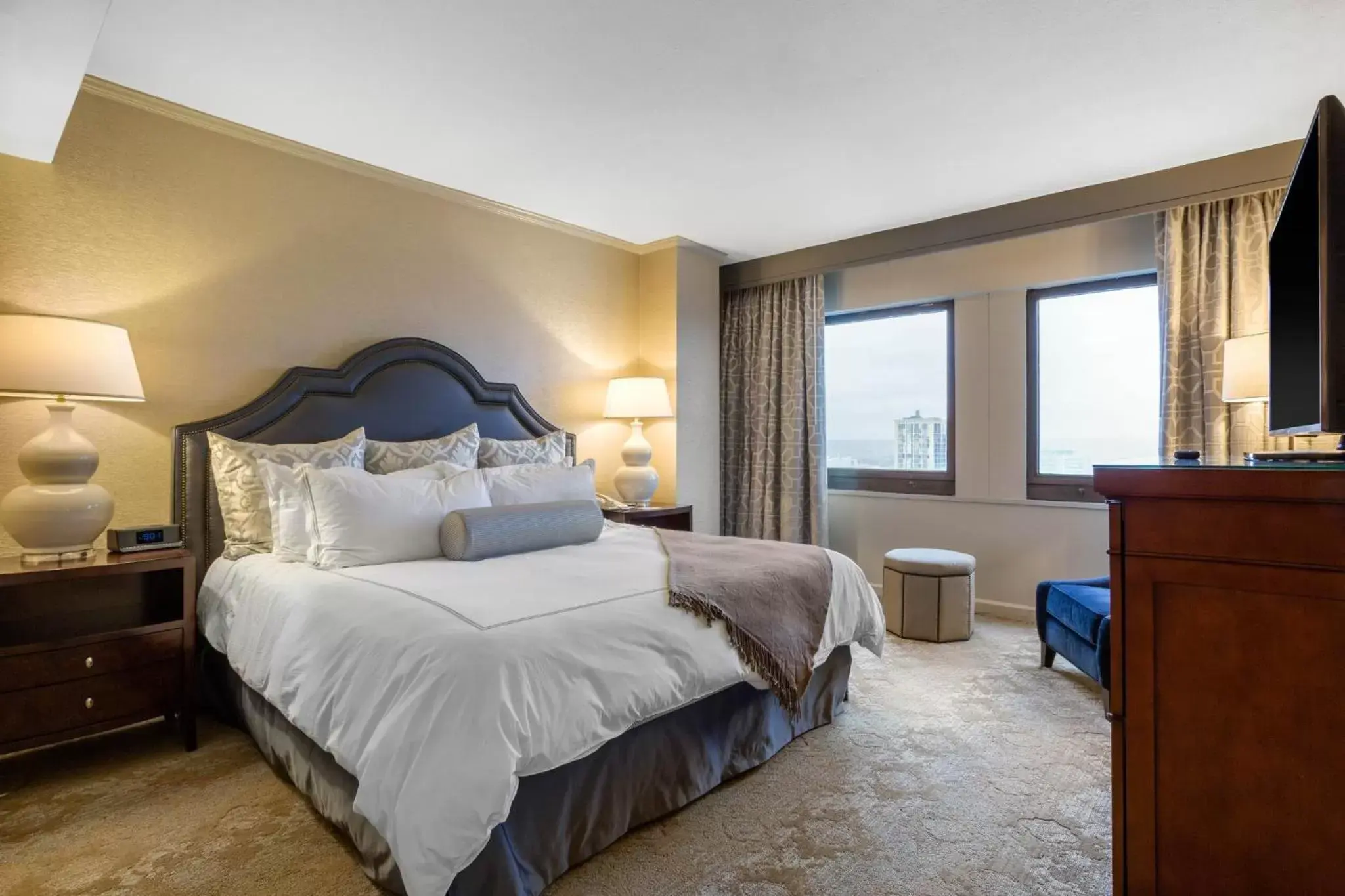 Photo of the whole room, Bed in Omni New Haven Hotel at Yale