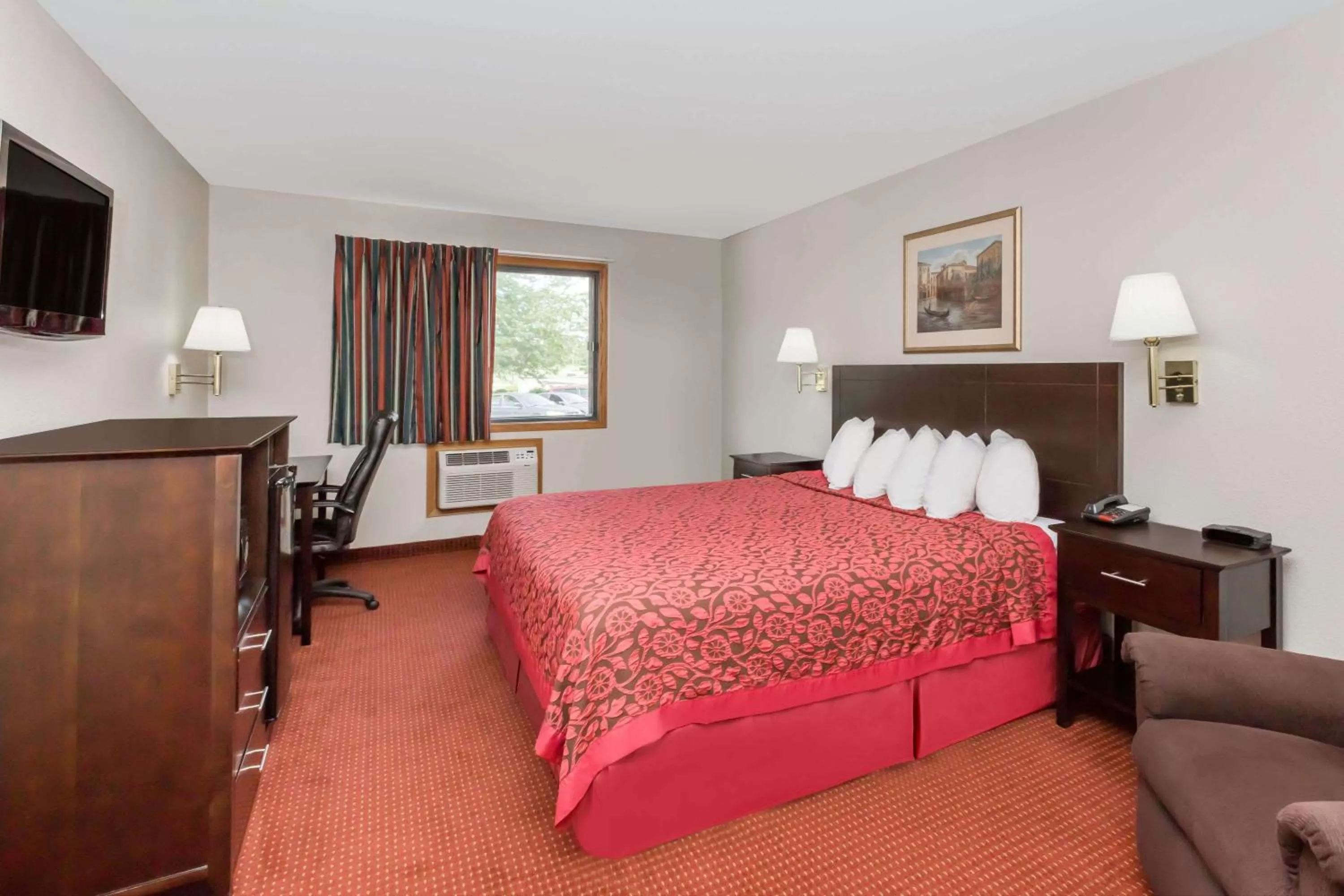 Photo of the whole room, Bed in Days Inn & Suites by Wyndham Des Moines Airport