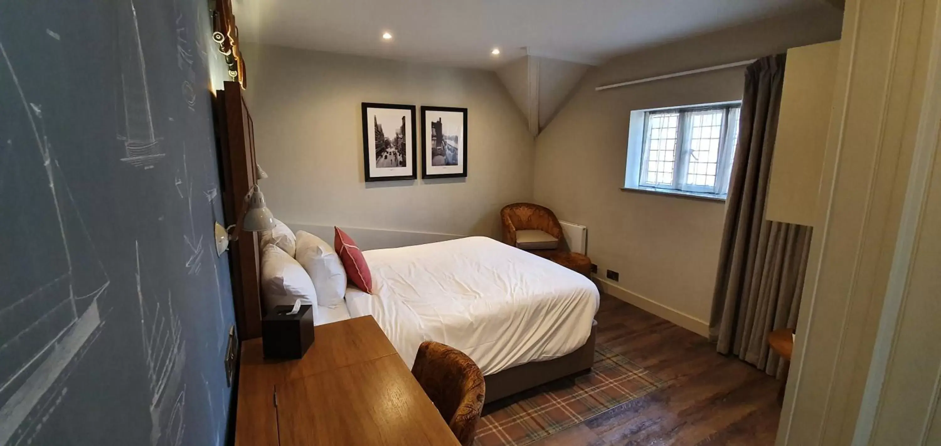 Bed in The Boathouse Inn & Riverside Rooms