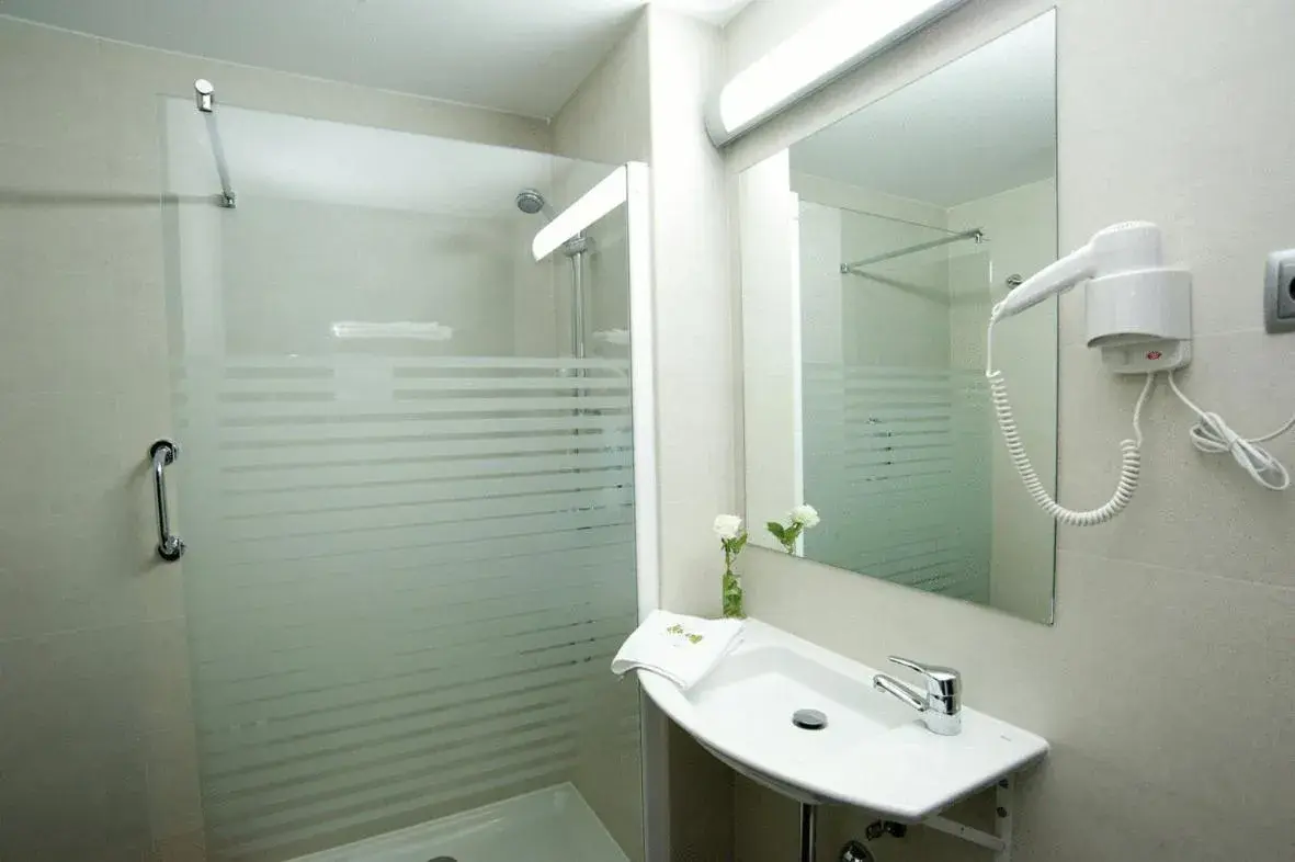 Toilet, Bathroom in Hotel Cisneros
