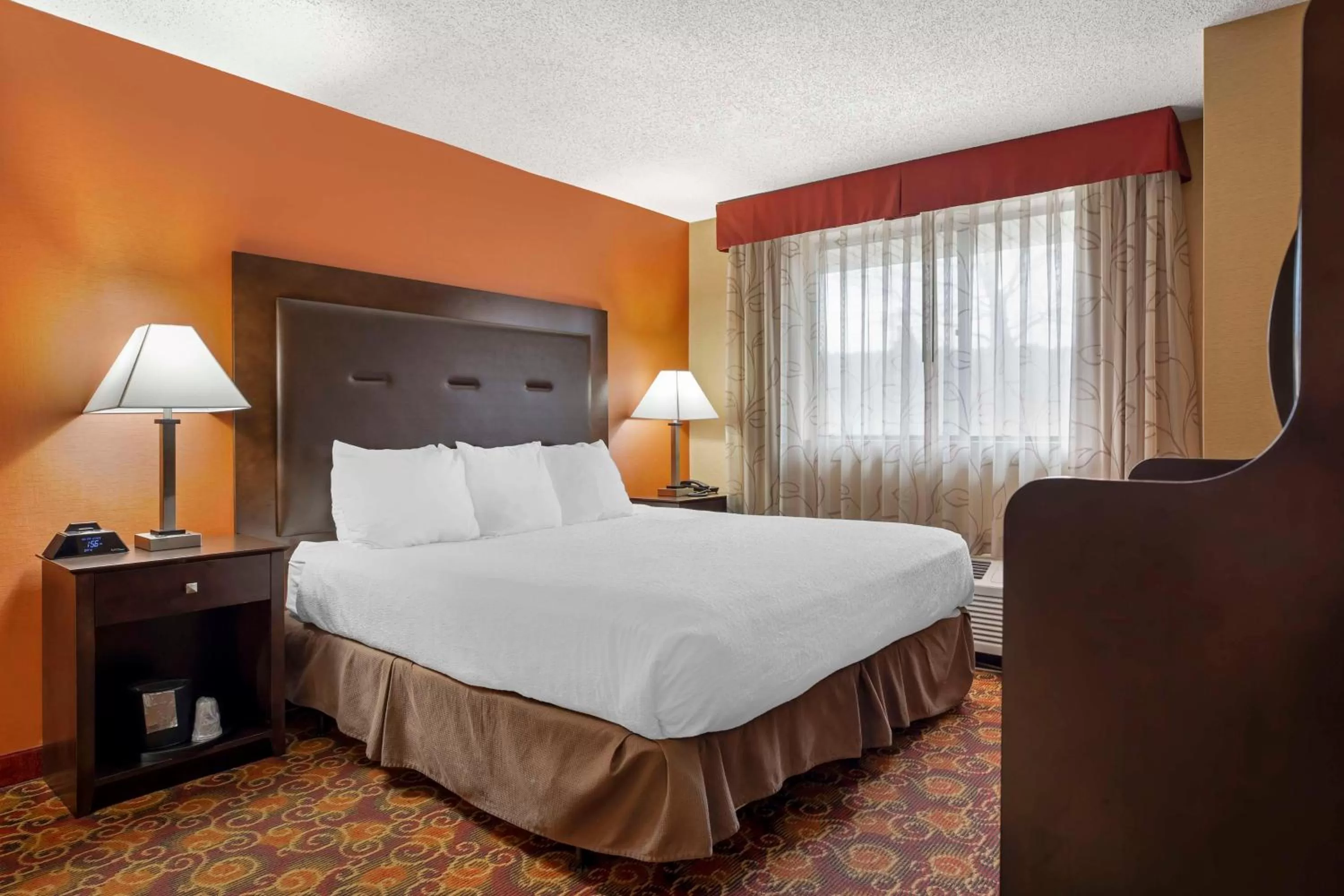 Queen Room in Best Western Plus The Inn at Sharon/Foxboro