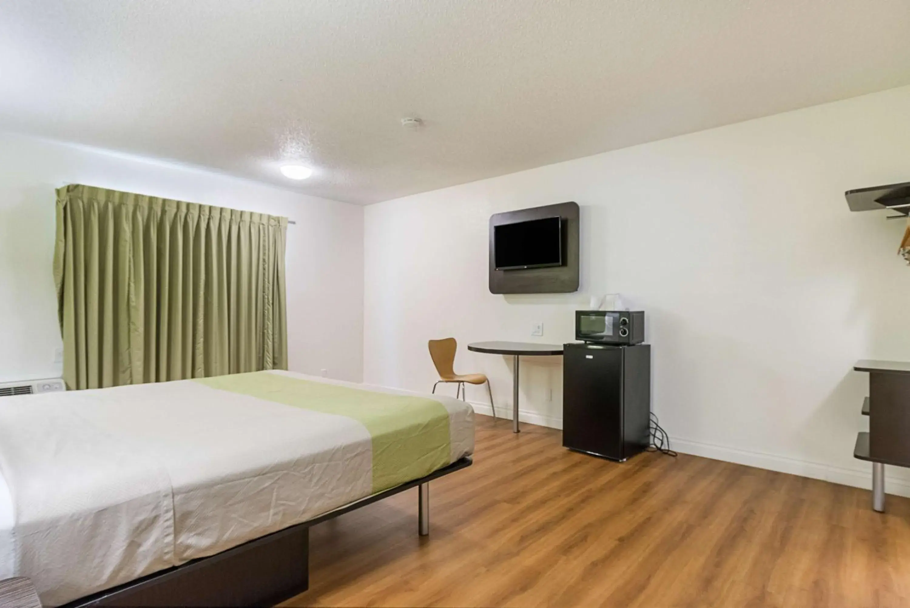 TV and multimedia, Bed in Motel 6-Santa Maria, CA - South