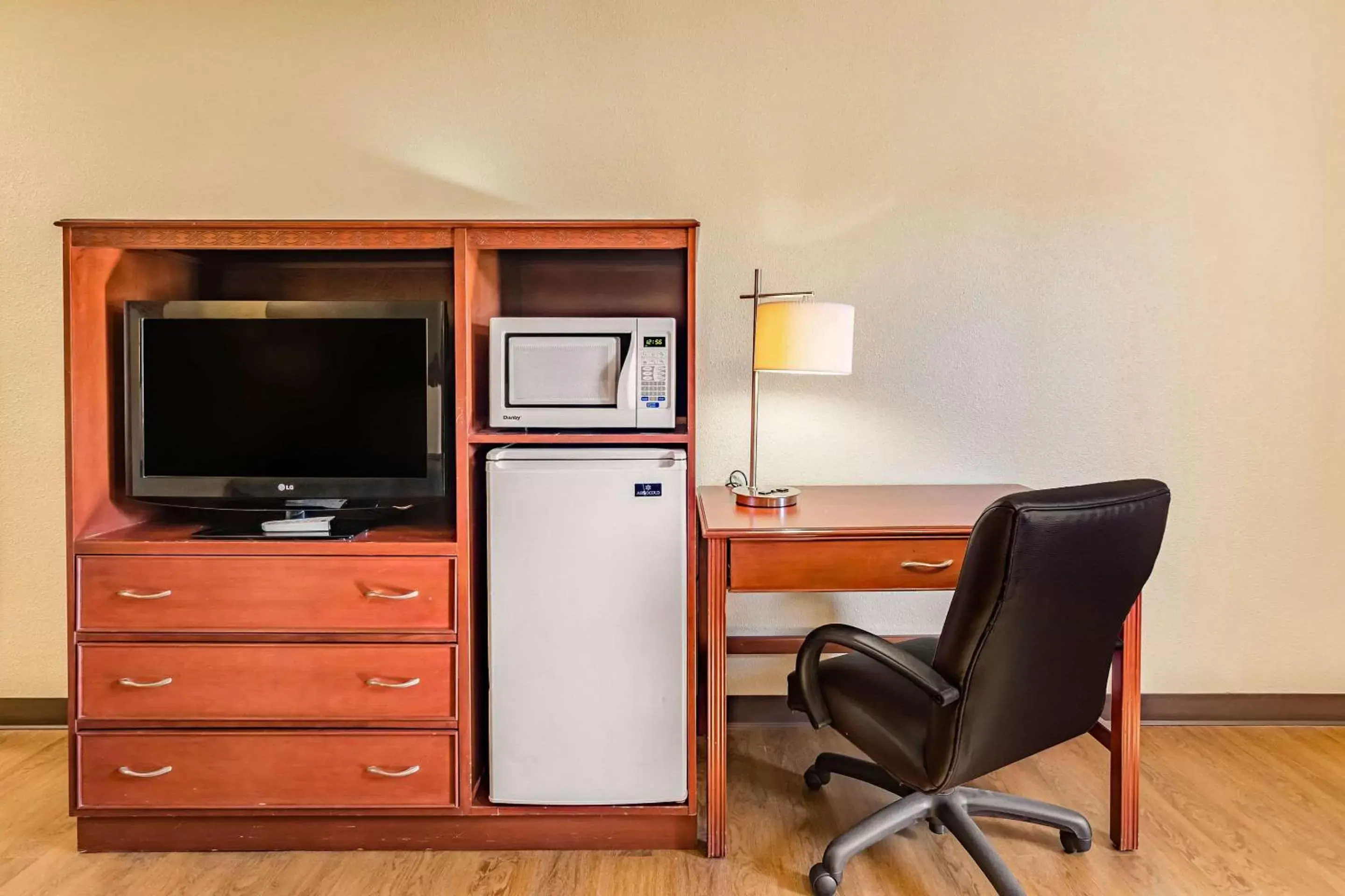 Photo of the whole room, TV/Entertainment Center in Econo Lodge Lexington Downtown near I-81