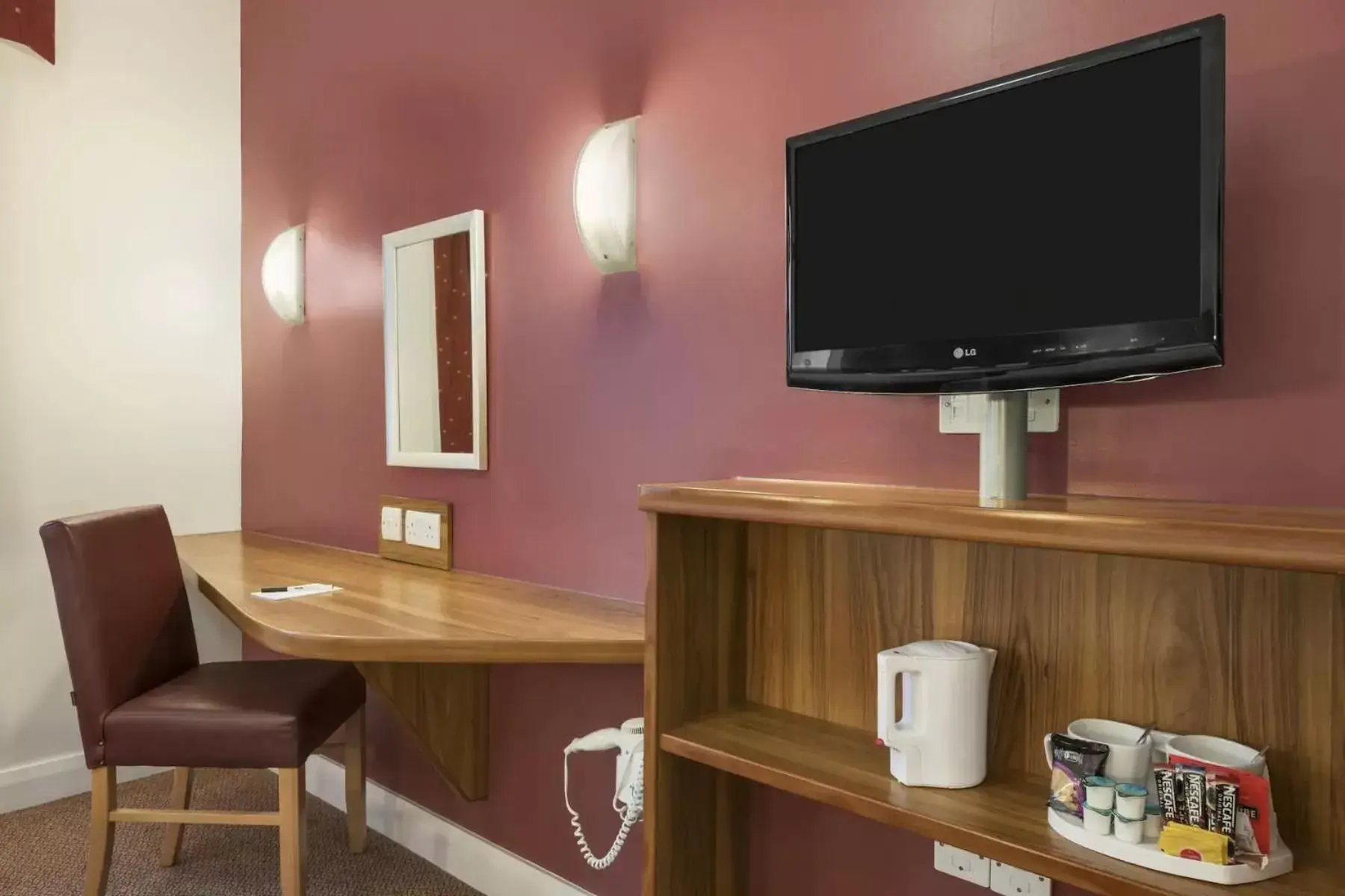 Bed, TV/Entertainment Center in Days Inn Corley NEC - M6