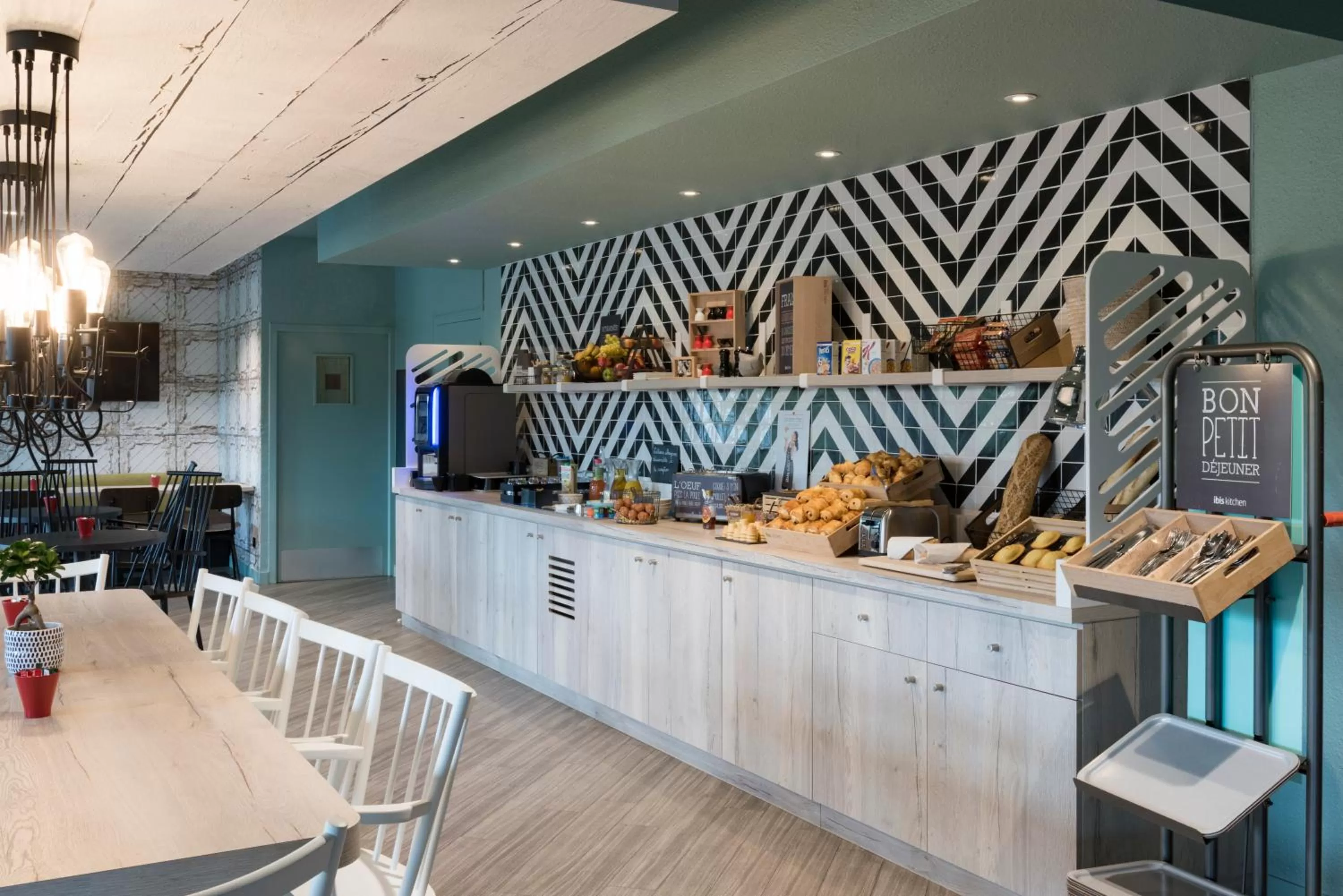 Restaurant/places to eat in ibis Creil Sur Oise