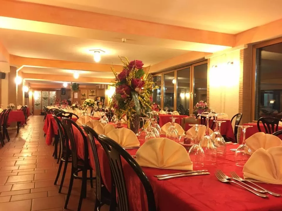 Restaurant/places to eat in LH Albergo il Picchio