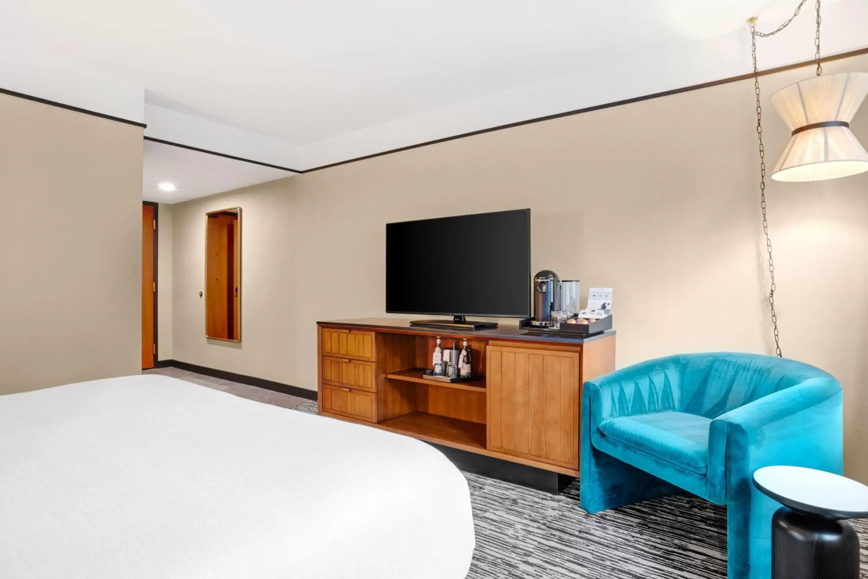 Bedroom, TV/Entertainment Center in Hotel Indigo - Minneapolis Downtown, an IHG Hotel