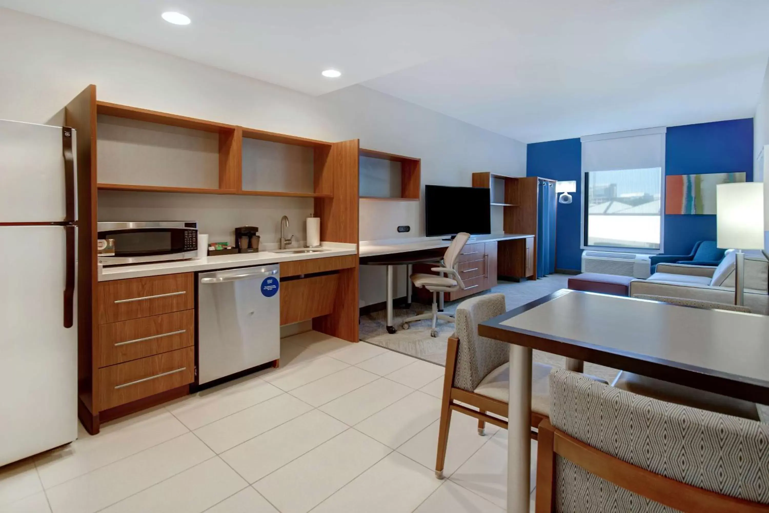 Bedroom, Kitchen/Kitchenette in Home2 Suites Dallas-Frisco