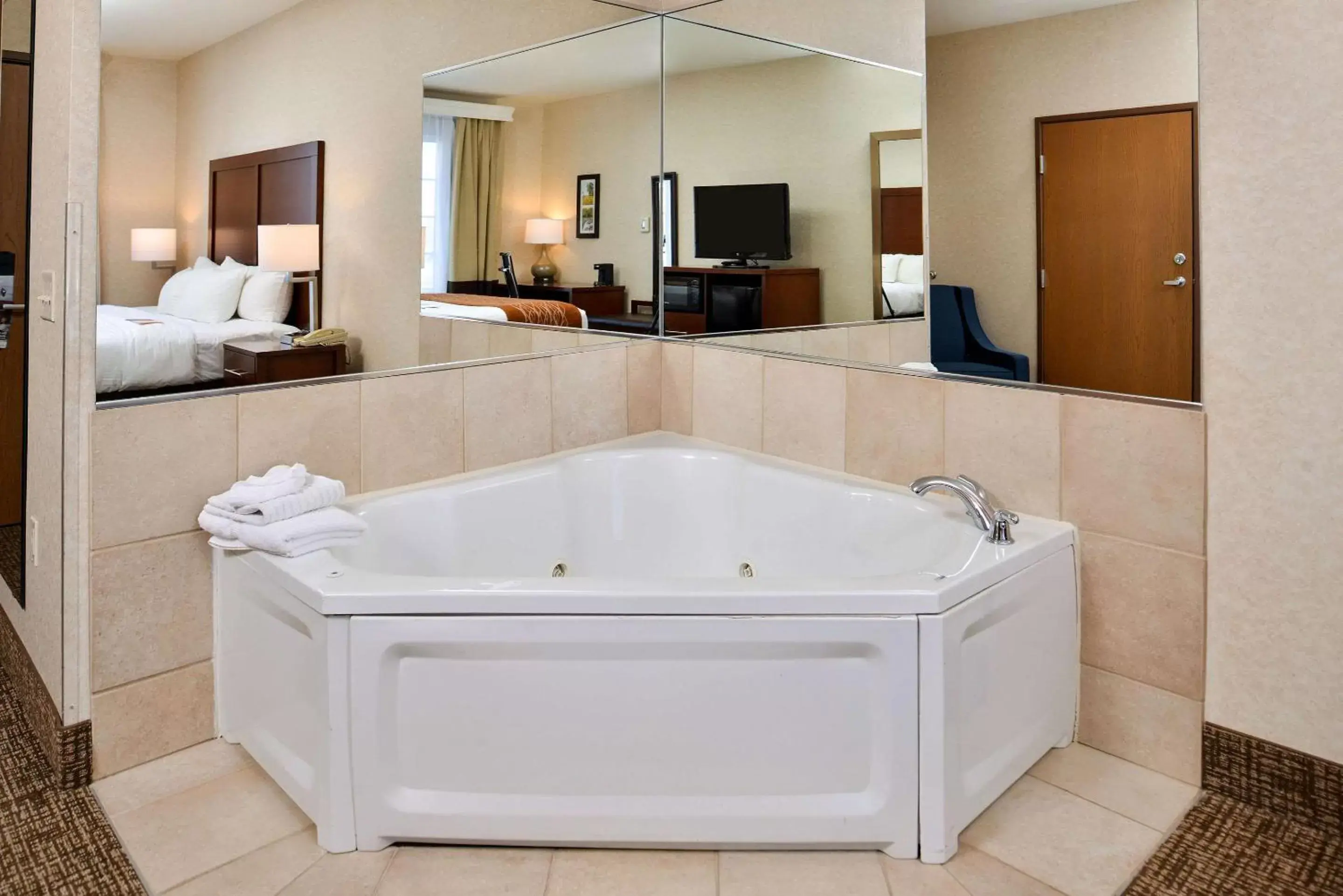 Photo of the whole room, Bathroom in Comfort Inn & Suites DeForest