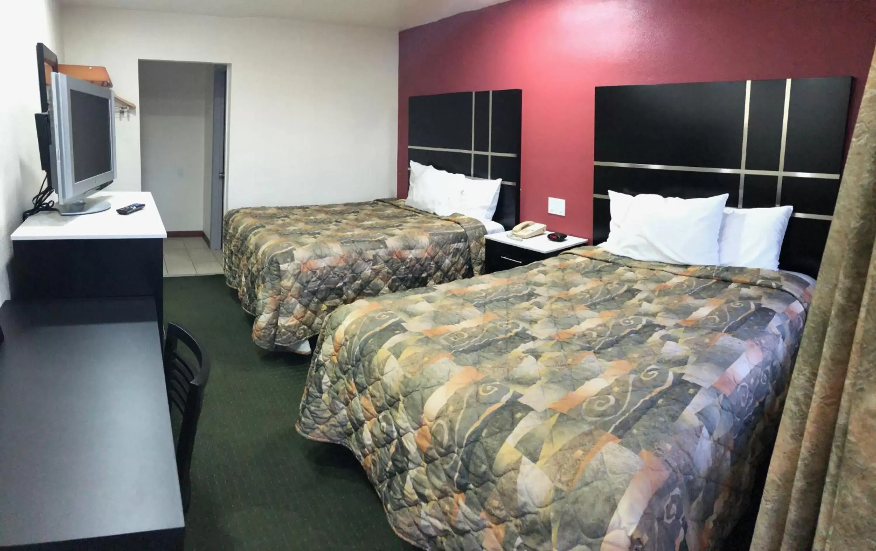 Photo of the whole room, Bed in Days Inn by Wyndham Oroville