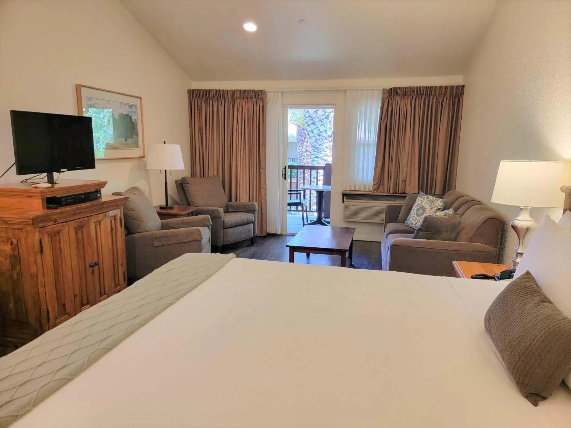 Bedroom, TV/Entertainment Center in El Pueblo Inn