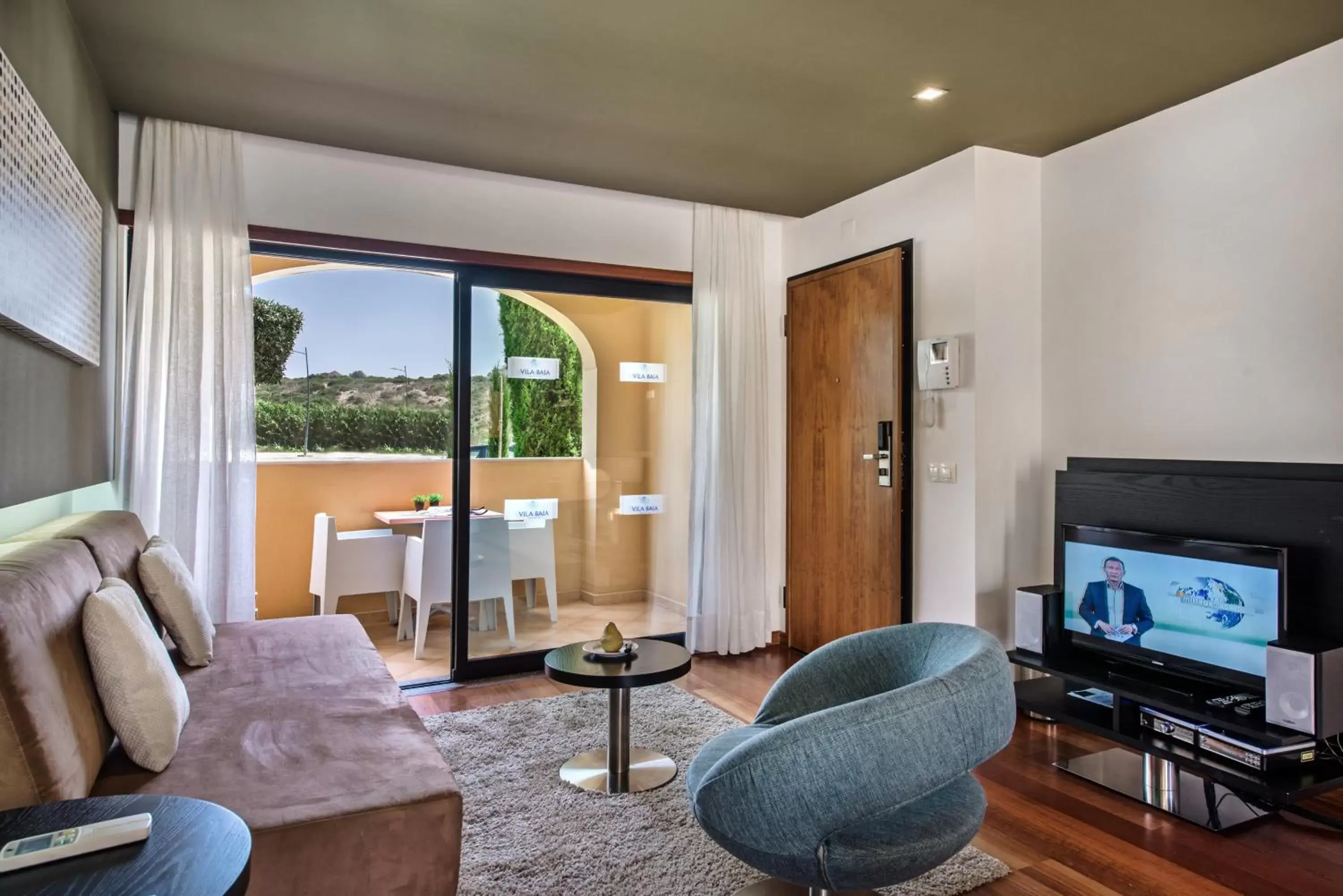 Living room, TV/Entertainment Center in Baia da Luz Resort