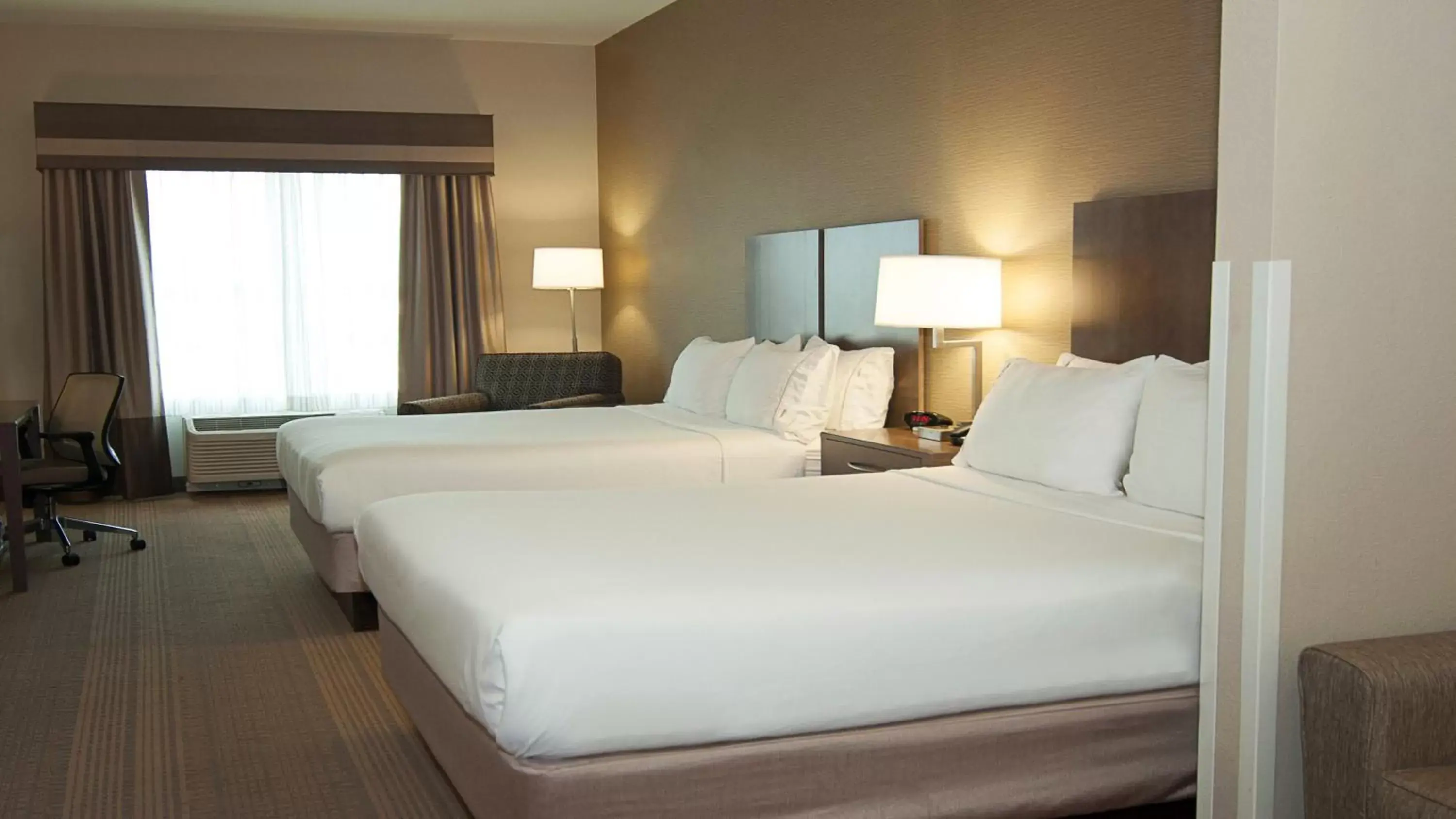 Photo of the whole room, Bed in Holiday Inn Express Hotel & Suites Wichita Northeast, an IHG Hotel