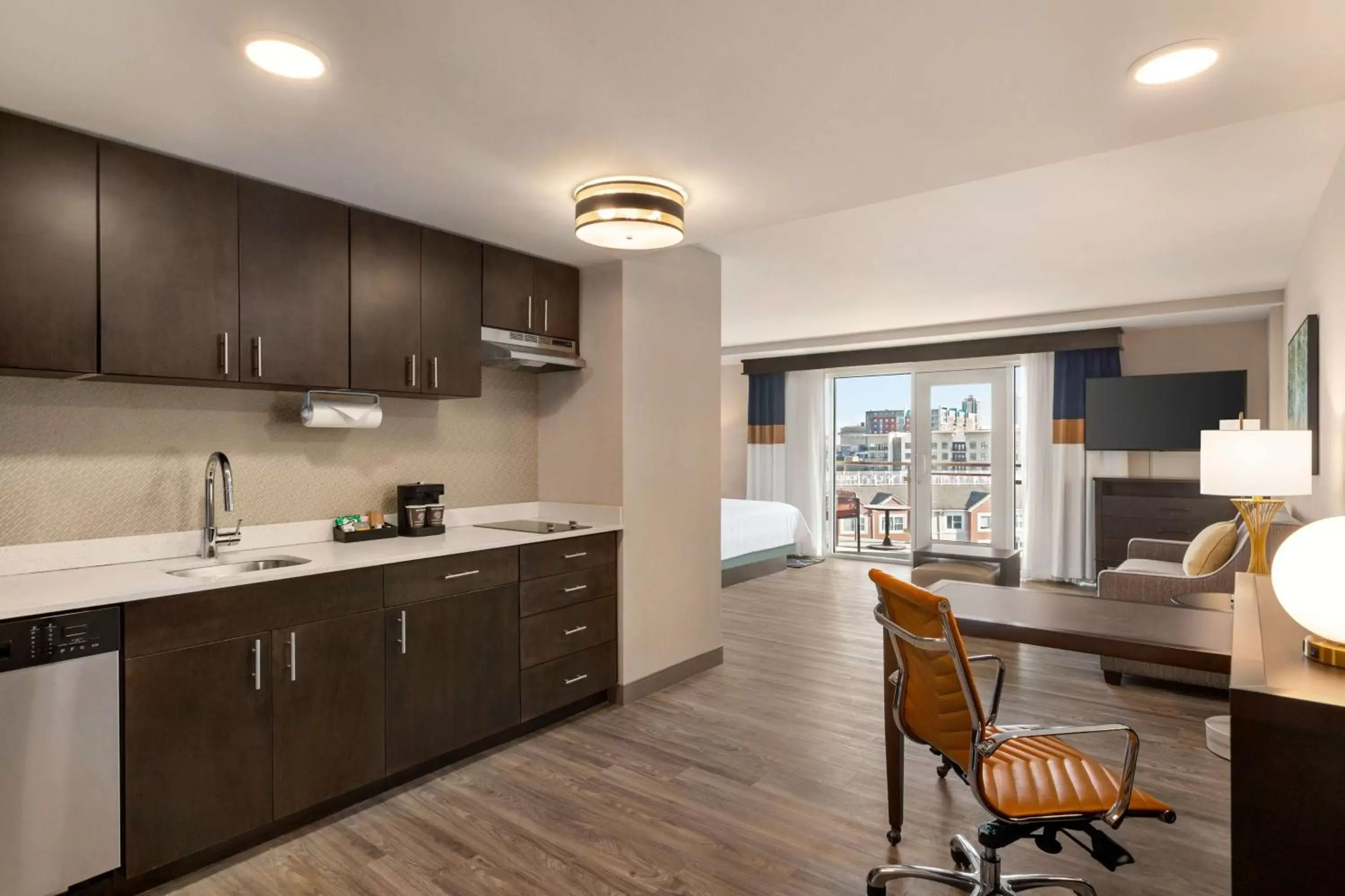 Bedroom, Kitchen/Kitchenette in Homewood Suites by Hilton Indianapolis Downtown IUPUI
