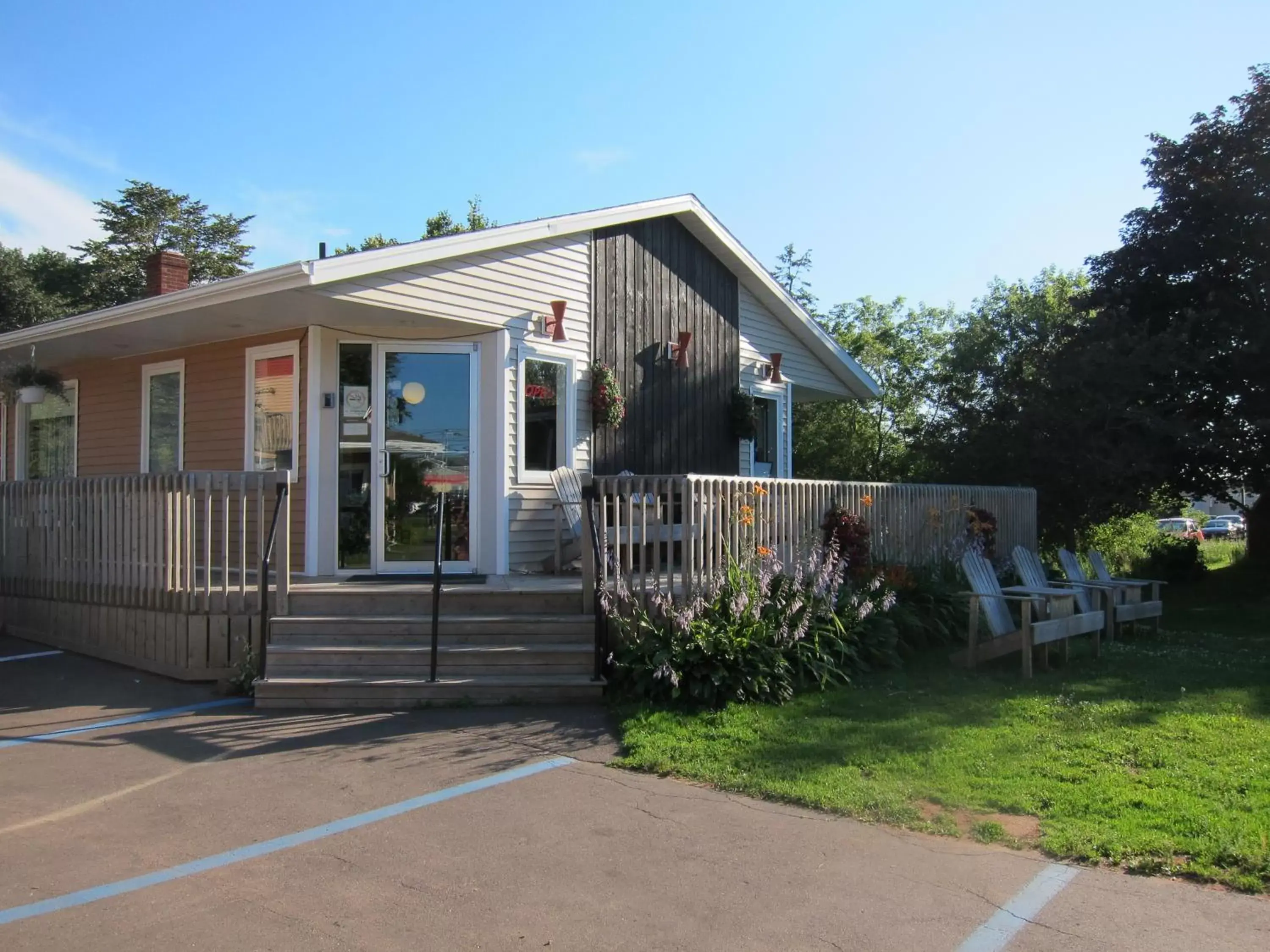 Facade/entrance, Property Building in Shine Motel