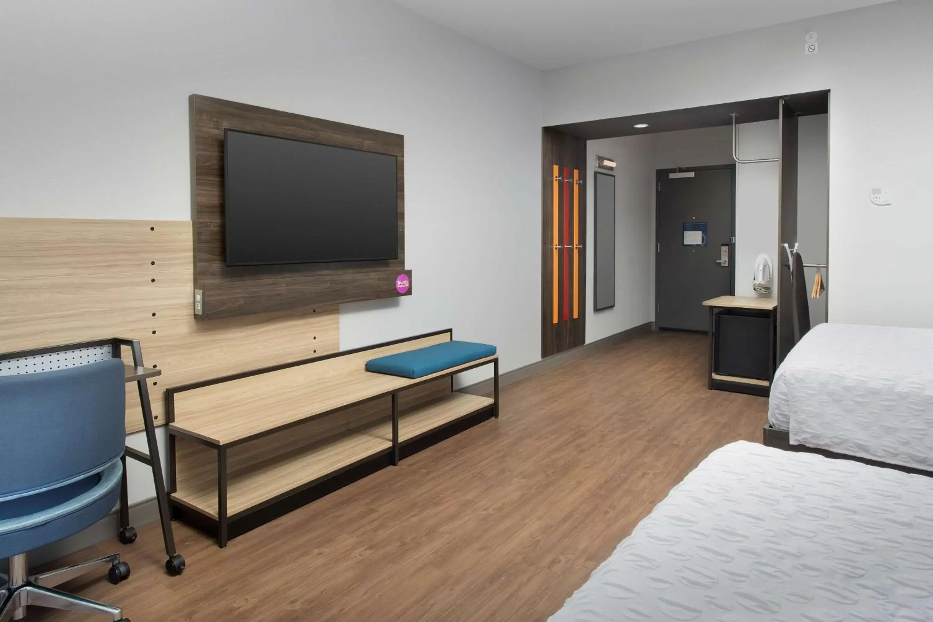 Bedroom, TV/Entertainment Center in Tru By Hilton Orlando Convention Center