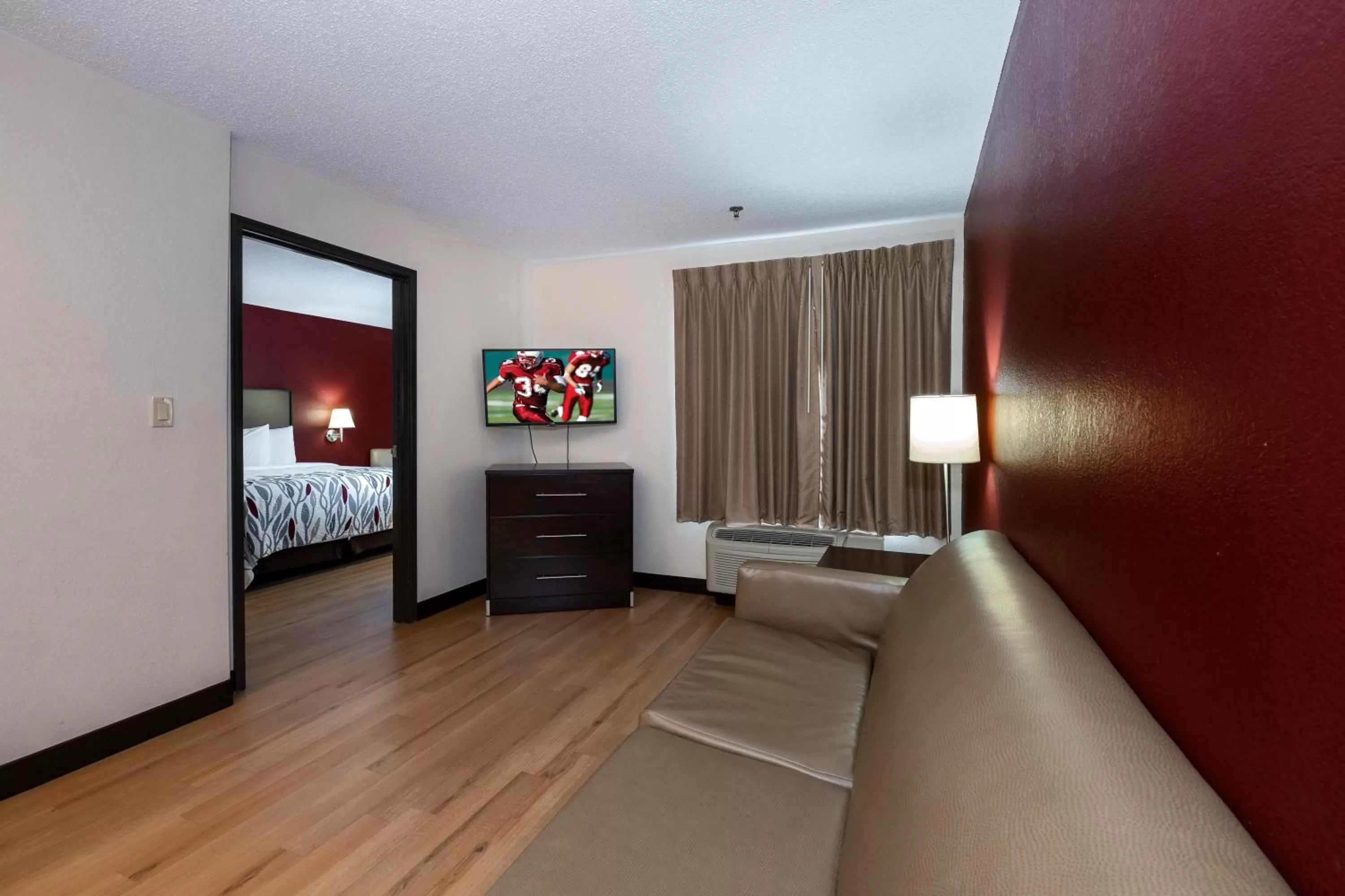 Photo of the whole room, Bed in Red Roof Inn & Suites Dover Downtown