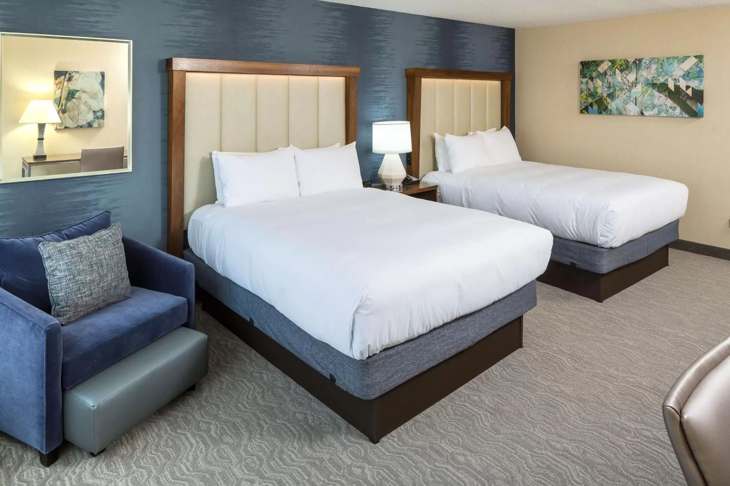 Living room, Bed in DoubleTree by Hilton Boston-Andover