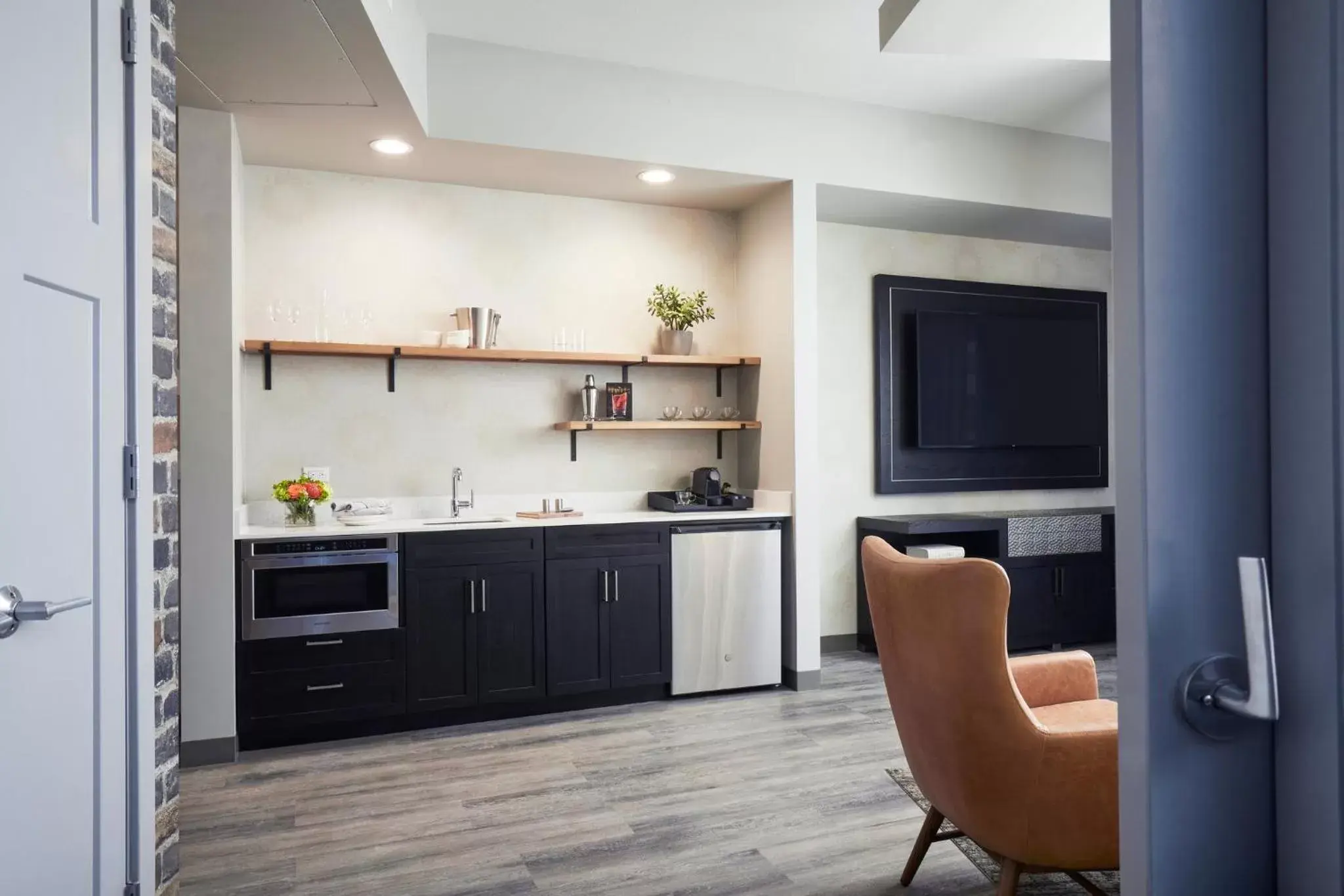 Photo of the whole room, Kitchen/Kitchenette in Archer Hotel Tysons