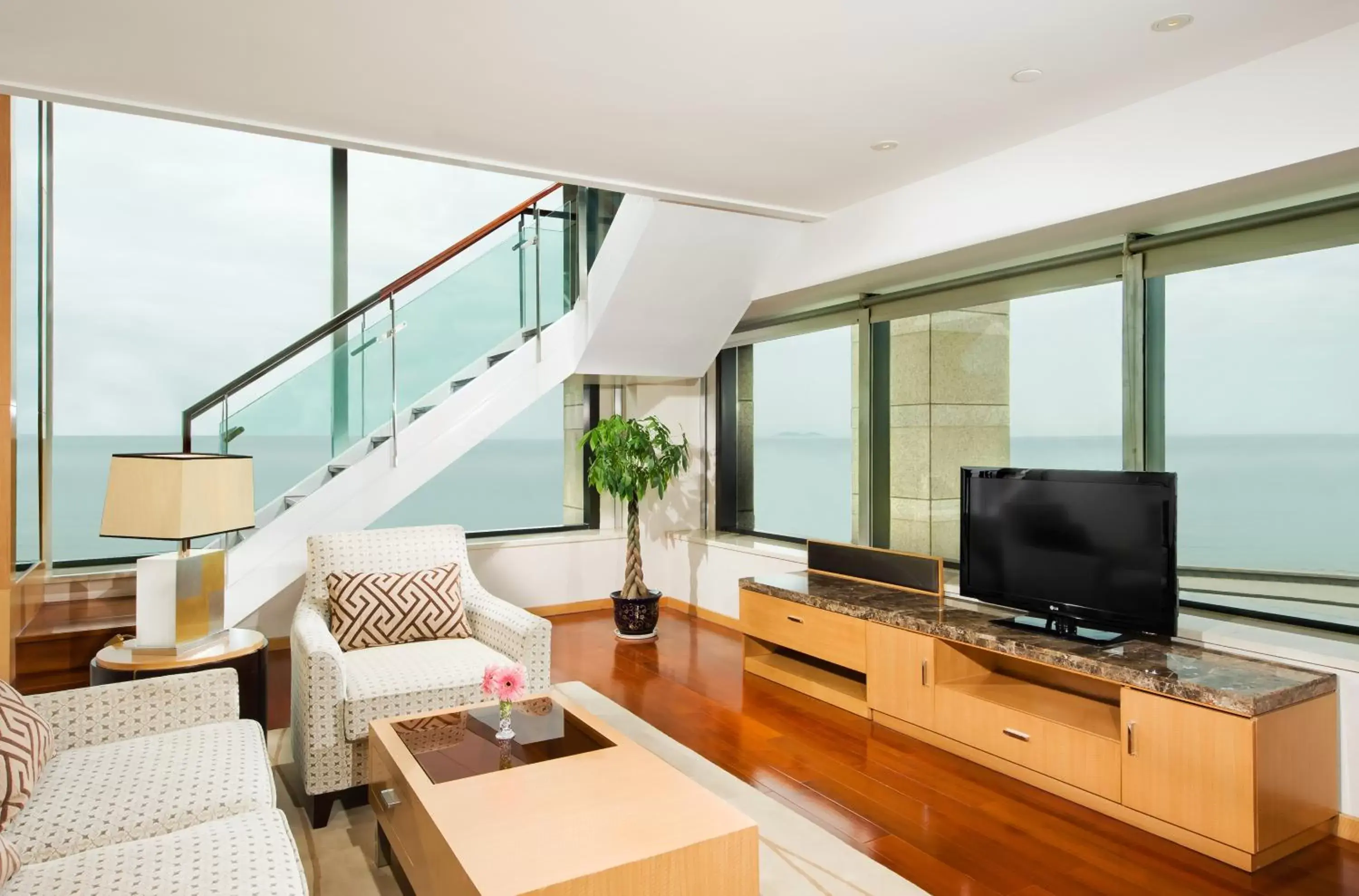 Living room, TV/Entertainment Center in Sheraton Yantai Golden Beach Resort