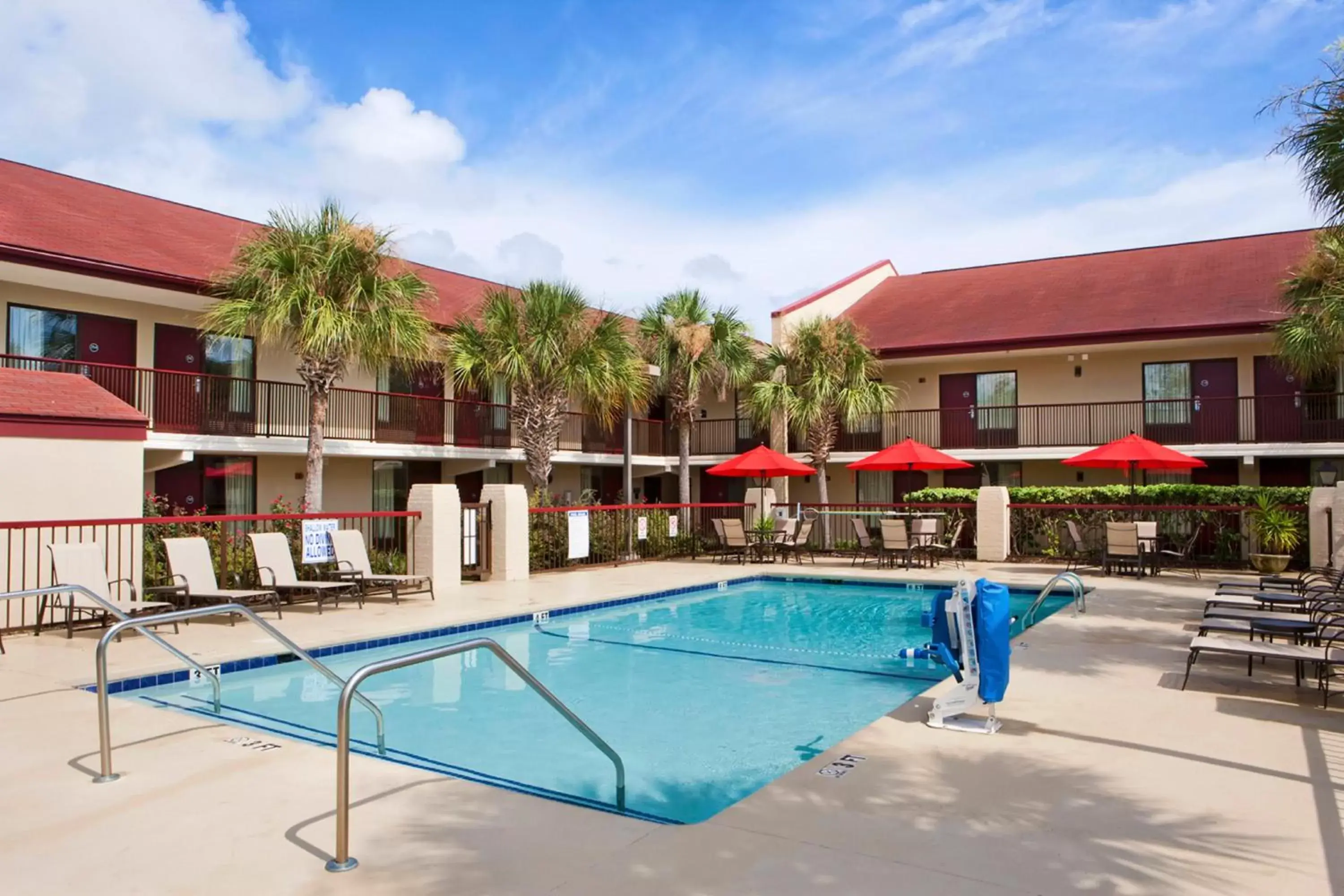 Swimming Pool in Red Roof Inn PLUS+ Mt Pleasant - Patriots Point