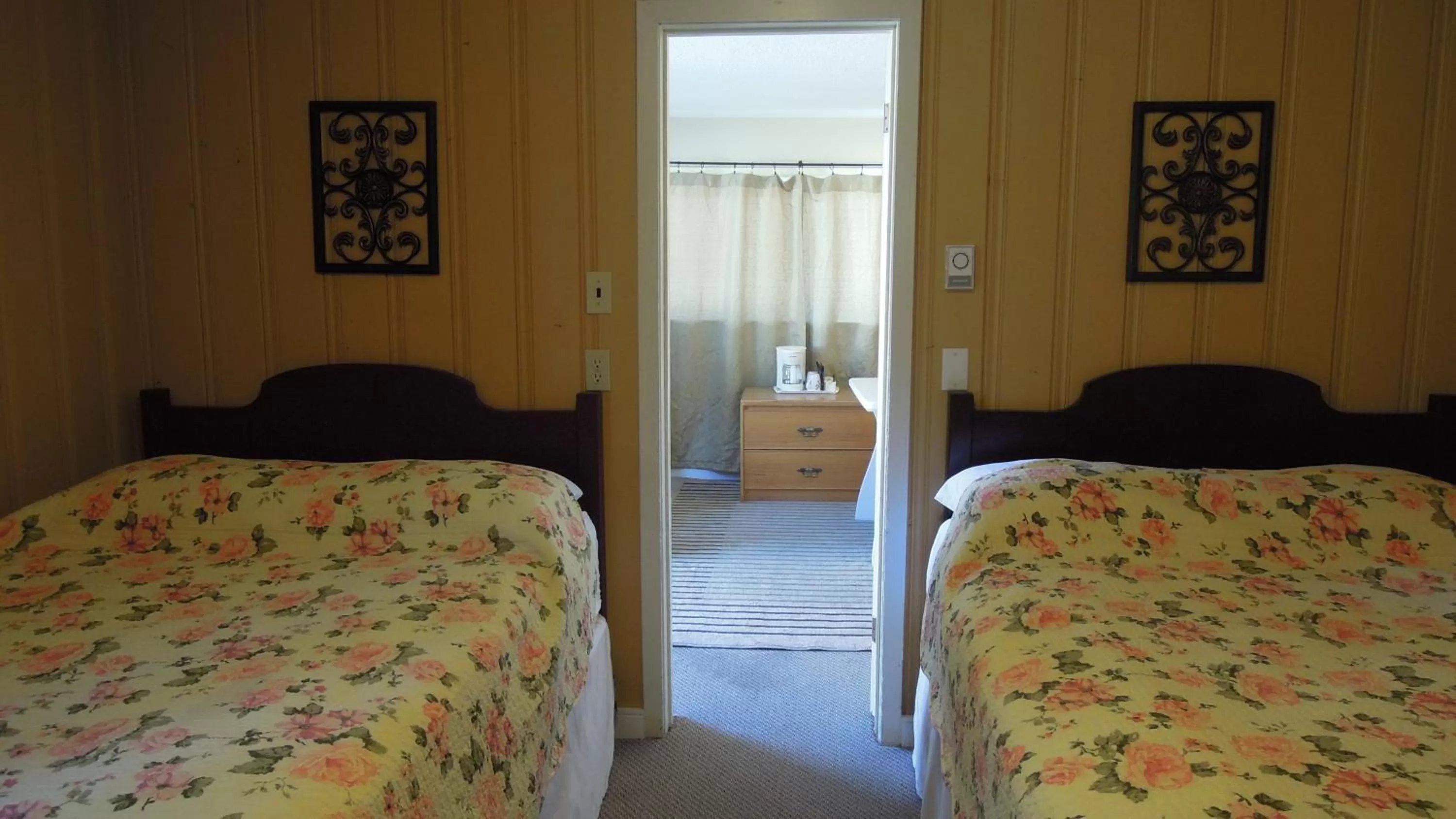 Property building, Bed in Swiss Chalets Motel