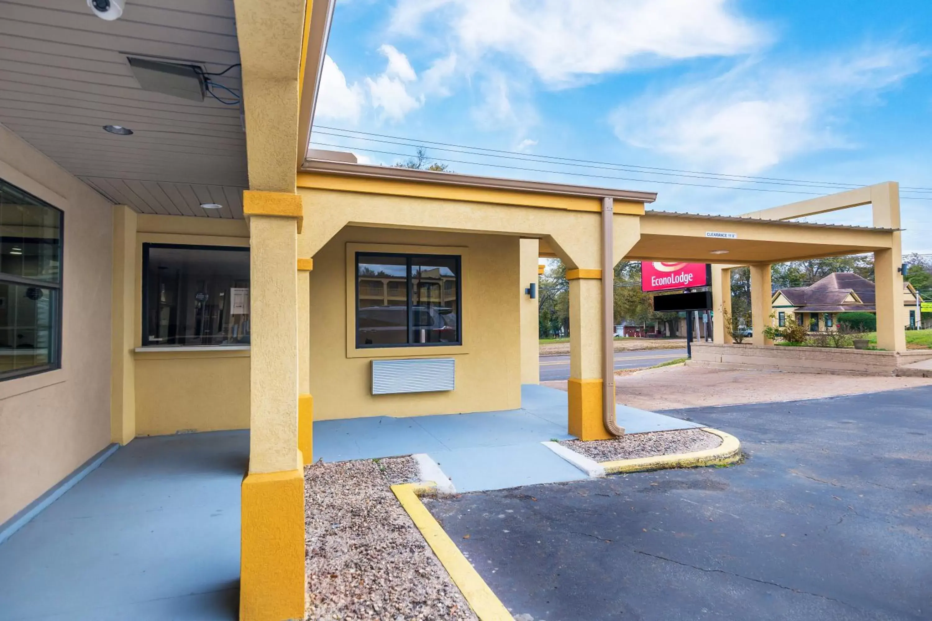 Facade/entrance in Super 8 by Wyndham Palestine TX Facade/entrance in Super 8 by Wyndham Palestine TX