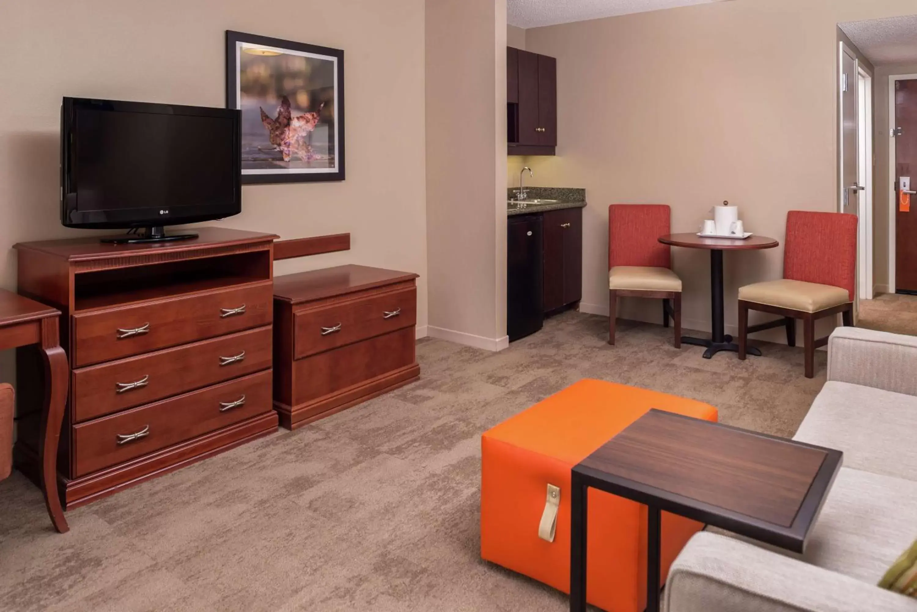 Living room, TV/Entertainment Center in Hampton Inn Columbia Northeast-Fort Jackson Area